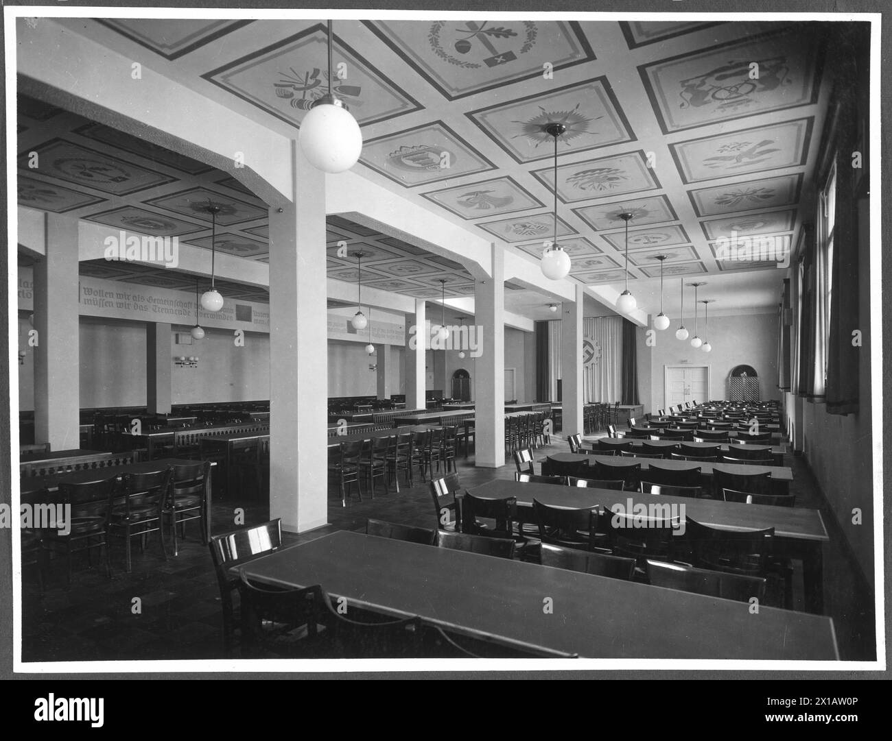 Wien 22, Smolagasse (Smola Alley) 1, Stadlauer Mälzerei: Album mit 19 Außen- und Innenaufnahmen der Sozial- und Gemeinschaftsräume des Unternehmens. halle: Diagonal Perspective, 1940 - 19400101 PD4064 - Rechteinfo: Rights Managed (RM) Stockfoto
