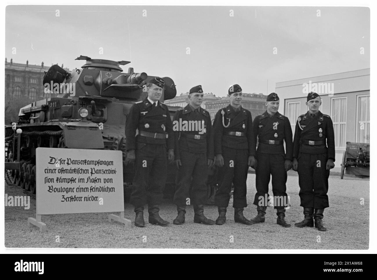 Ausstellung „der Sieg im Westen“, Ostmark (Ostmarsch) Panzerdivision auf dem Wiener Heldenplatz, 17.11.1940 - 19401117 PD0021 - Rechteinfo: Rights Managed (RM) Stockfoto