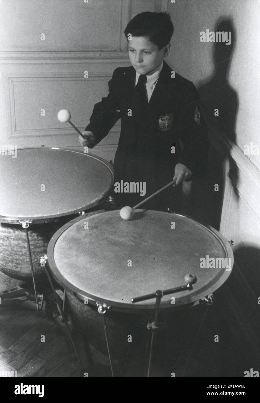 Wiener Sängerknaben, musikalische Ausbildung im Internat: Erich Kuchar am Set of the Drum, 1941 - 19410101 PD2412 - Rechteinfo: Rights Managed (RM) Stockfoto