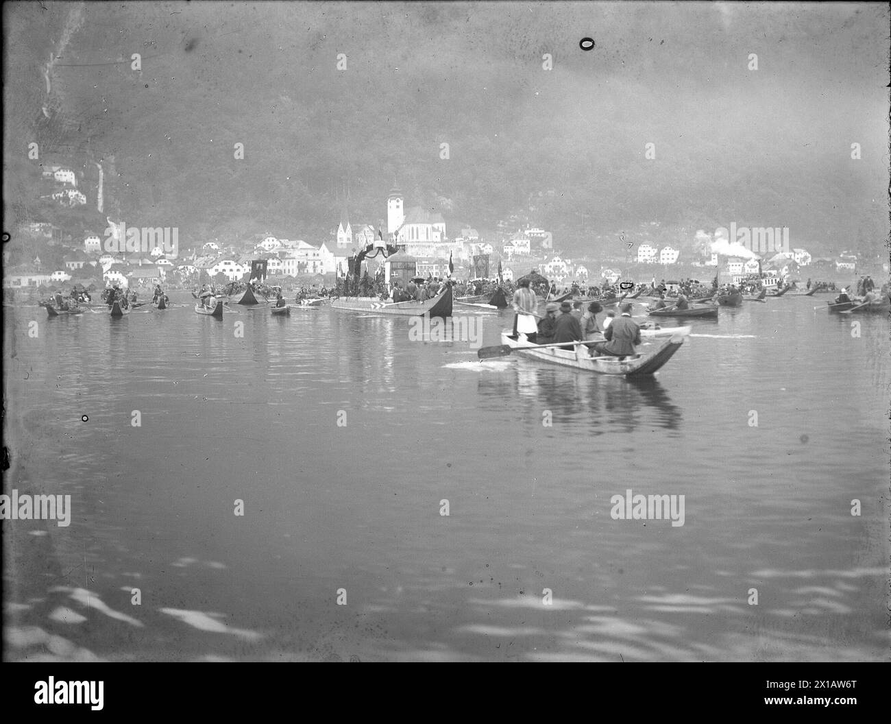 Hallstatt, Fronleichnamsprozession am See. Blick vom Boot zum Ort, Richtung Westen, 1941 - 19410101 PD2619 - Rechteinfo: Rights Managed (RM) Stockfoto