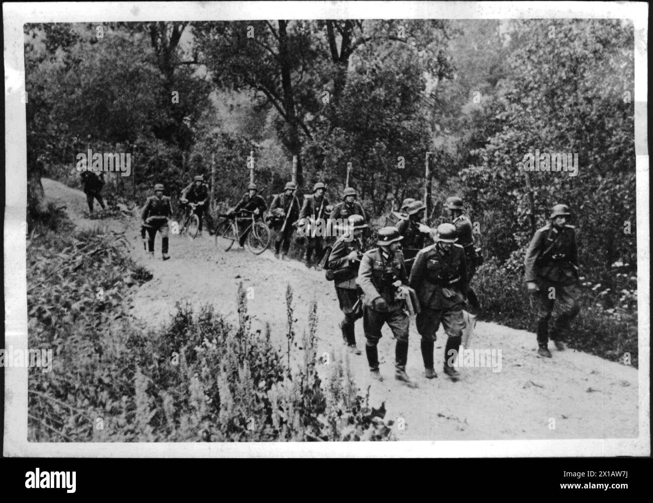 Beginn des Barbarossa-Feldzugs, deutsche Infanterie am Morgen des Juni 1941, bis zur sowjetisch-deutschen Grenze, 23.6.1941 - 19410623 PD0004 - Rechteinfo: Rights Managed (RM) Stockfoto