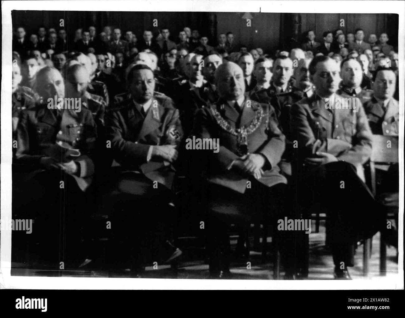 Einleitung der Untersuchung der Judenfrage, während der Eröffnungszeremonie im Rathaus frankfurter, von rechts: Rosenberg und des frankfurter Oberbürgermeisters Krebs, 26.3.1941 - 19410326 PD0035 - Rechteinfo: Rights Managed (RM) Stockfoto