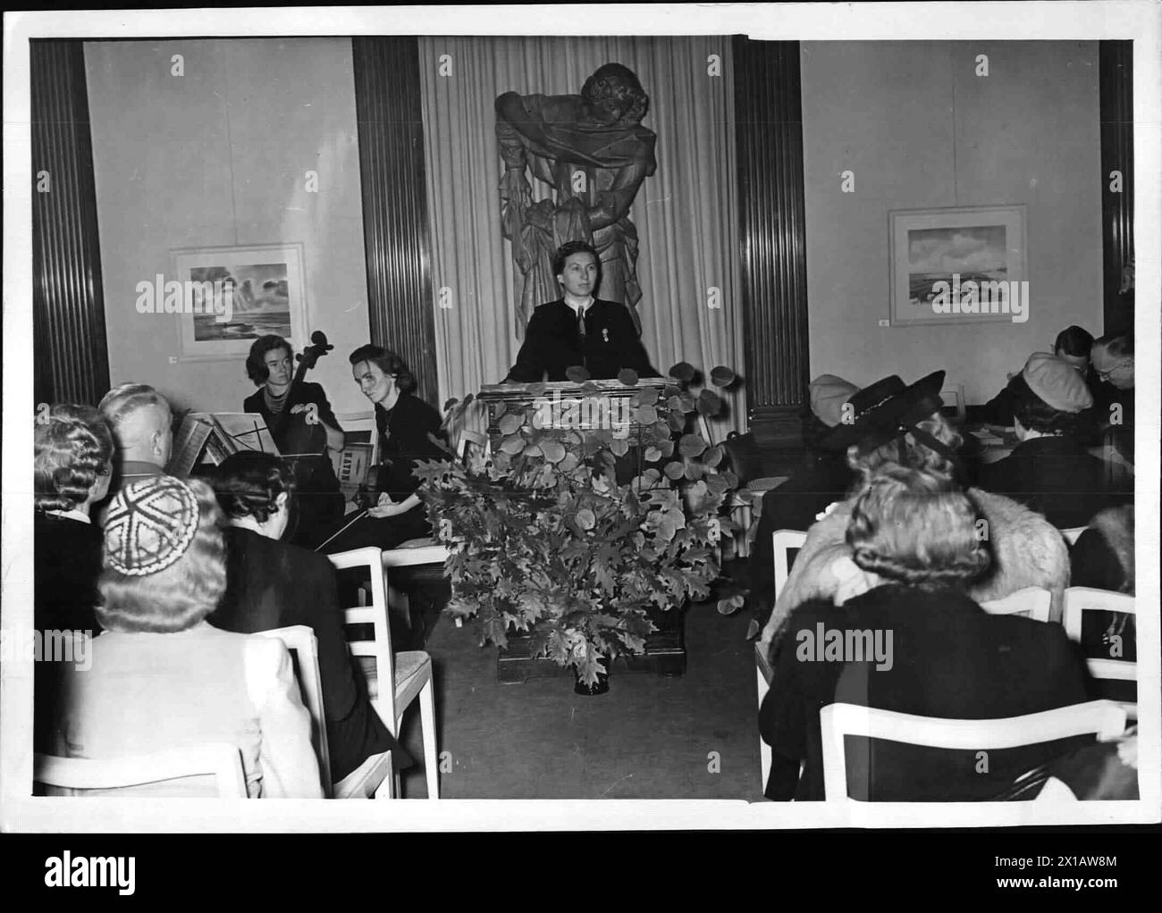 Start des internationalen Frauentreffens, Rede der Nationalsozialistischen Frauenliga Scholtz-Klink in ihrem Gästehaus in Berlin-Dahlem, 7.10.1941 - 19411007 PD0010 - Rechteinfo: Rights Managed (RM) Stockfoto