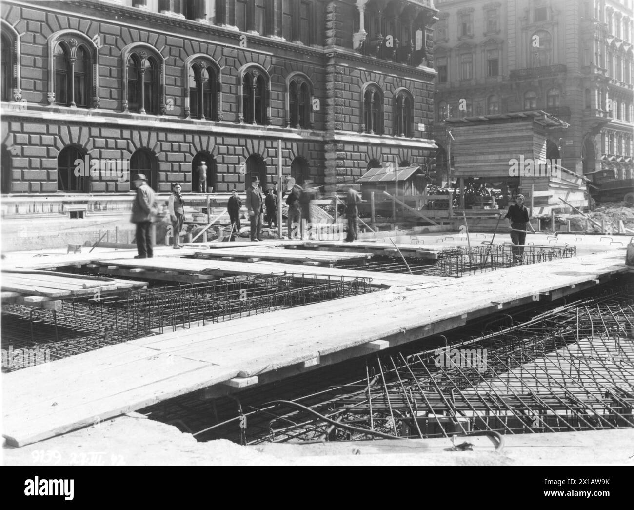 Bau einer Stadthalle in Wien, Aufdeckung der Baugrube am Friedrich-Schmidt-Platz direkt hinter dem Rathaus, Felderstraße (Feldstraße), 1942 - 19420101 PD1873 - Rechteinfo: Rights Managed (RM) Stockfoto