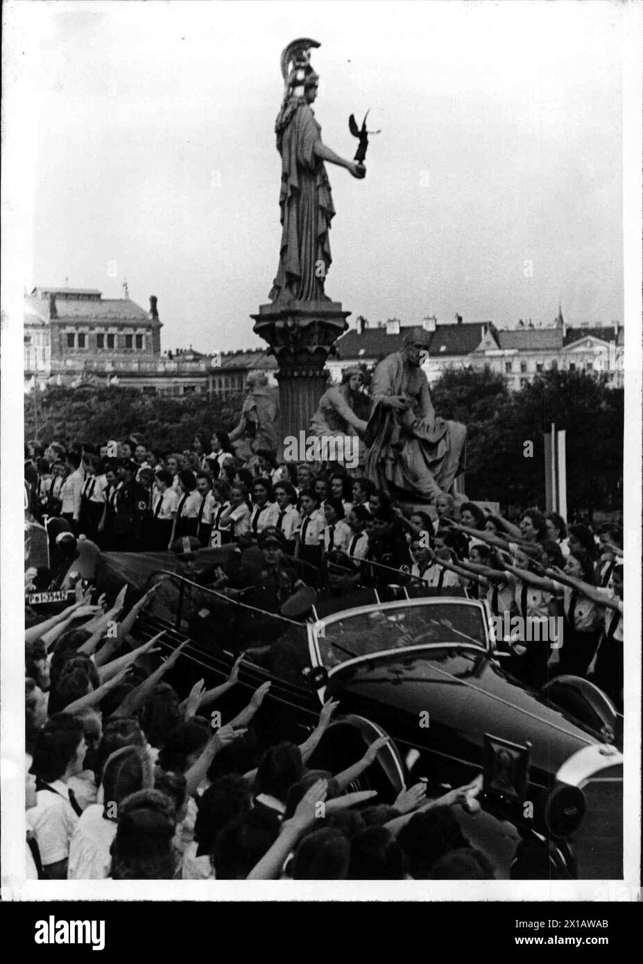 Eröffnung der Europäischen Jugendorganisation in Wien, Baldur von Schirach in den Geldern seines Wagens auf der Plattform des Gau-Hauses (ehemals parlament) in Wien, 16.09.1942 - 19420916 PD0004 - Rechteinfo: Rights Managed (RM) Stockfoto