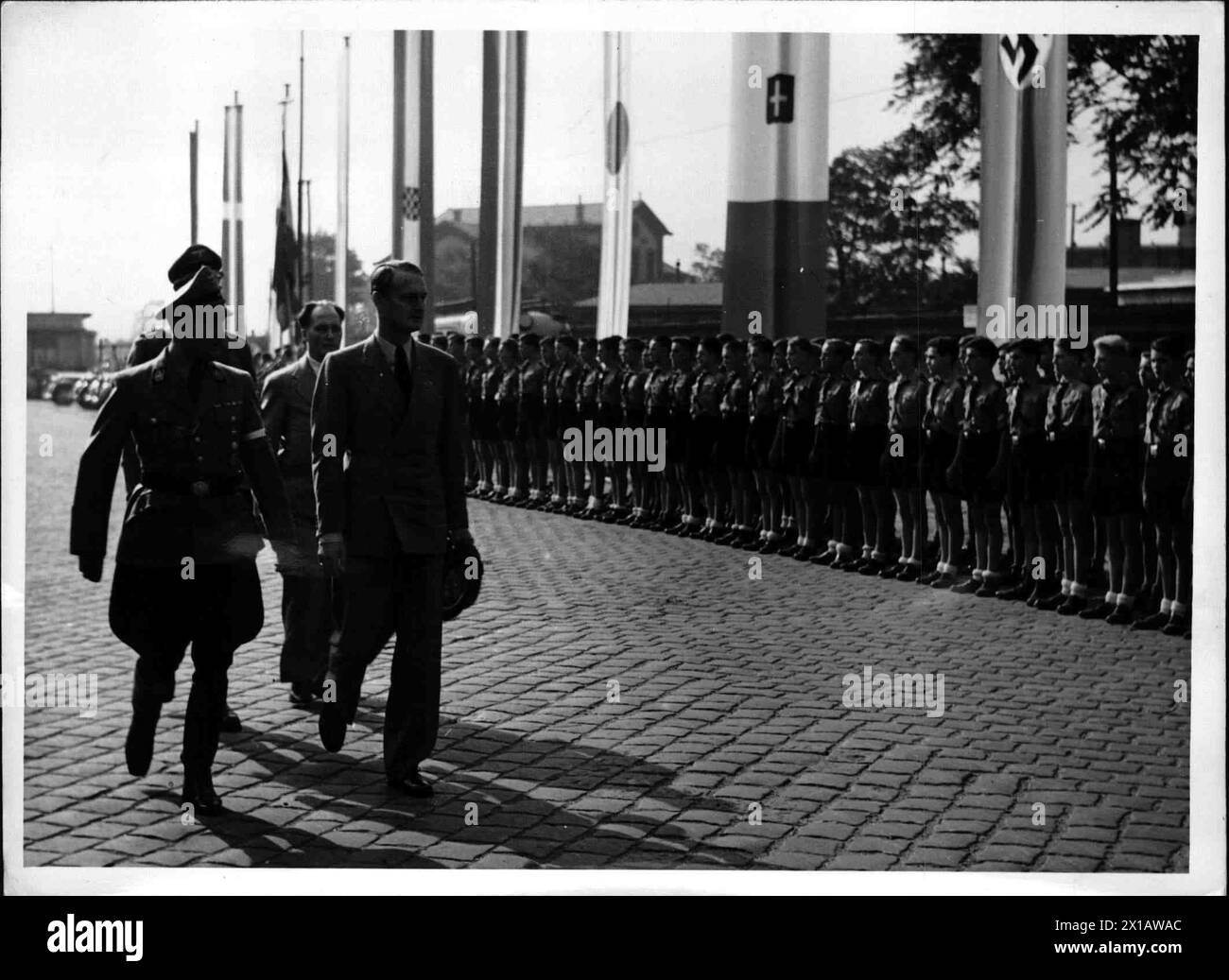 Gründung der Europäischen Jugendorganisation in Wien, der norwegische Jugendführer axel Stong, der nach seiner Ankunft am Westbahnhof in Eskorte des Reichsjugendführers Axmann von der Front der gemeldeten Ehrengarde der Hitlerjugend Ex, 13.9.1942 - 19420913 PD0017 - Rechteinfo: Rechte verwaltet (RM) Stockfoto
