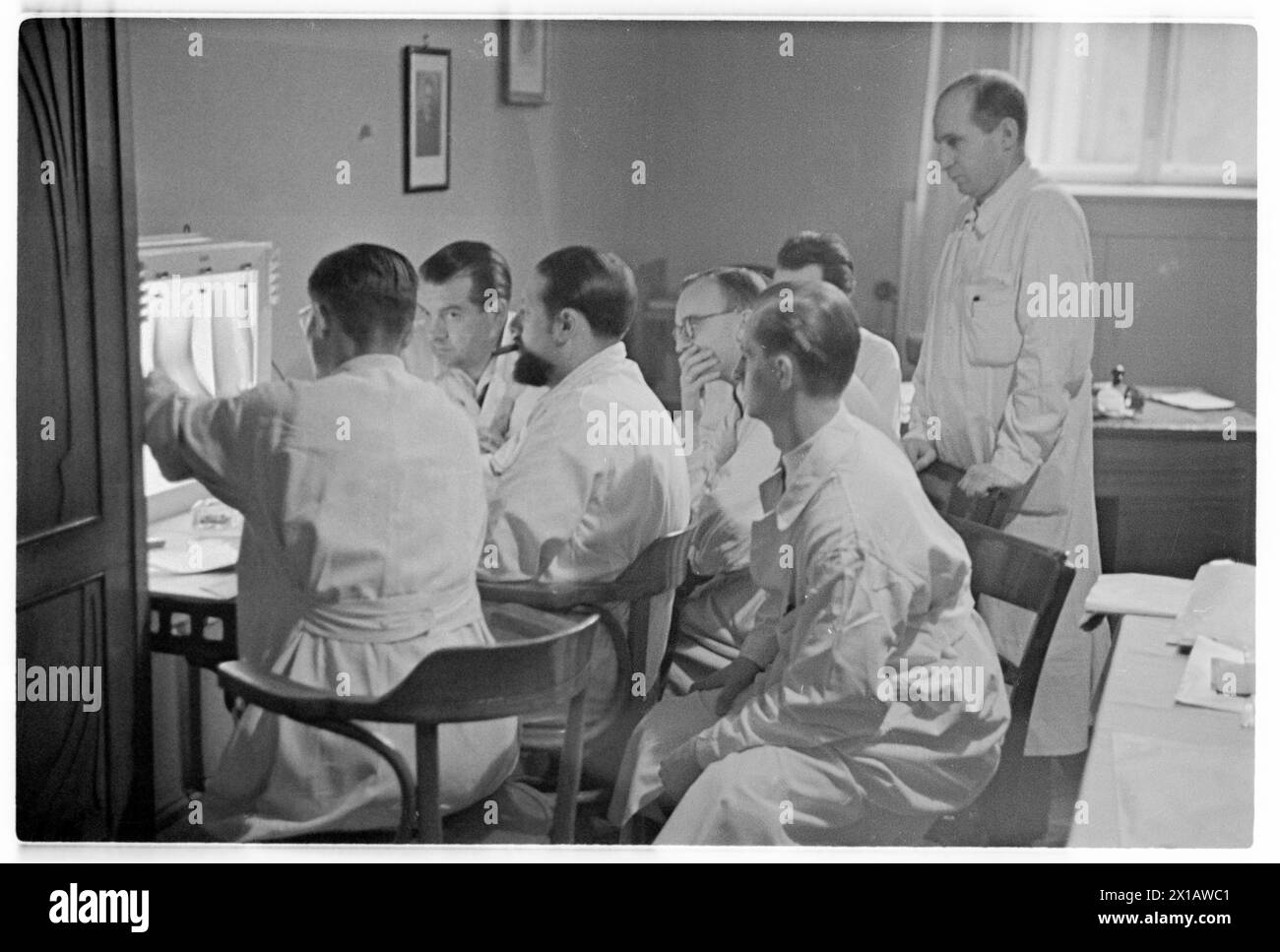 Allgemeinkrankenhaus xla Boerhavegasse (Rudolfspital), Arzt mit Röntgenaufnahme, 1943 - 19430101 PD4288 - Rechteinfo: Rights Managed (RM) Stockfoto