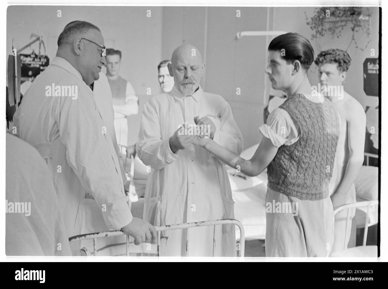 Allgemeinkrankenhaus xla Boerhavegasse (Rudolfspital), Lorenz Boehler den Arm eines Patienten, 1943 - 19430101 PD4278 - Rechteinfo: Rights Managed (RM) Stockfoto
