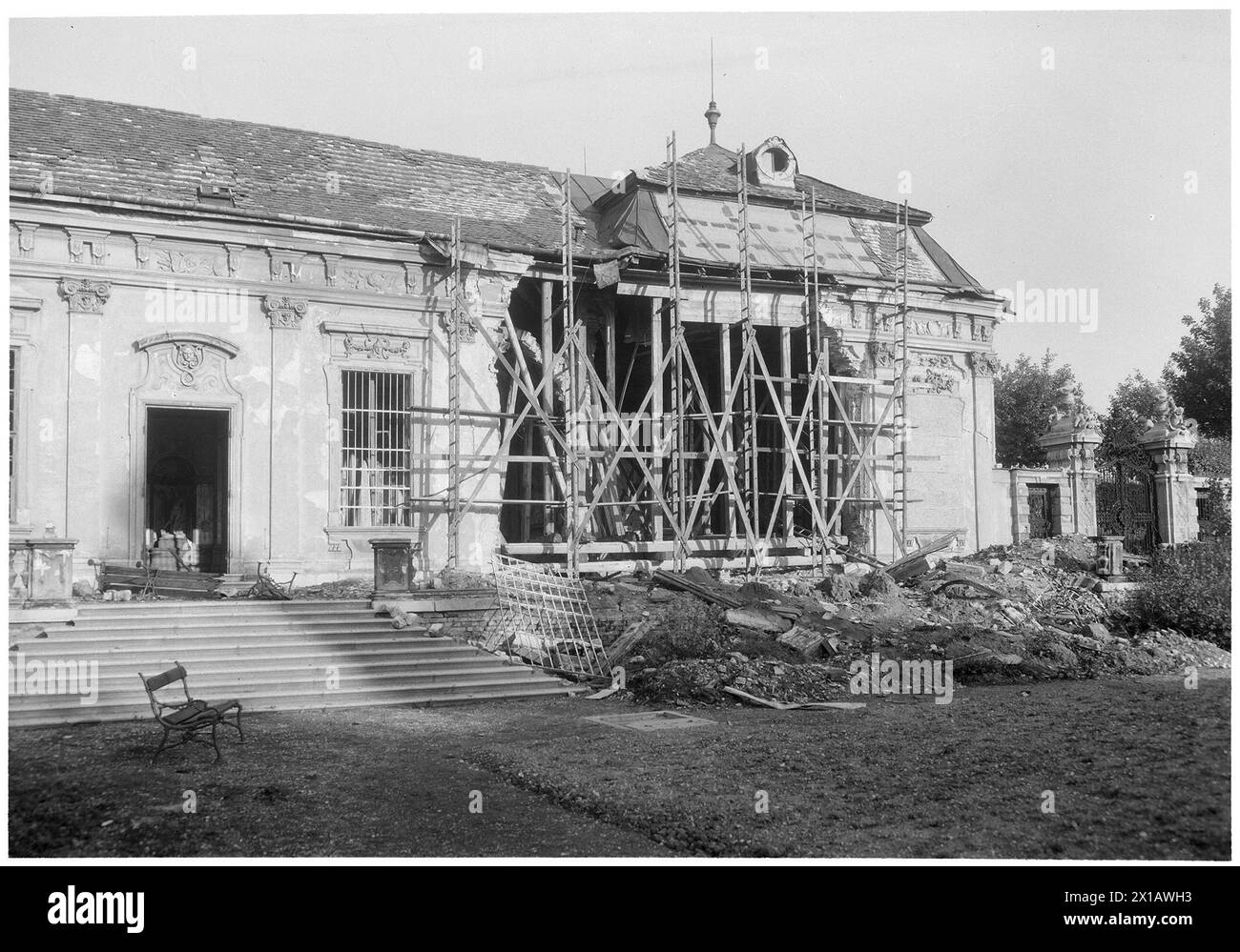 Wien 3, Unteres Belvedere, Ostfront Richtung Orangerie mit Luftschaden, 1945 - 19450101 PD8327 - Rechteinfo: Rights Managed (RM) Stockfoto