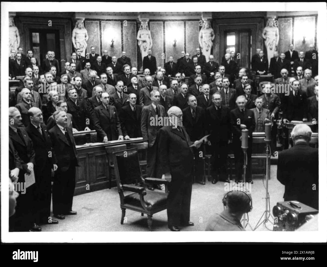 Vereidigung von Bundespräsident Renner, 1945 - 19450101 PD8413 - Rechteinfo: Rechte verwaltet (RM) Stockfoto