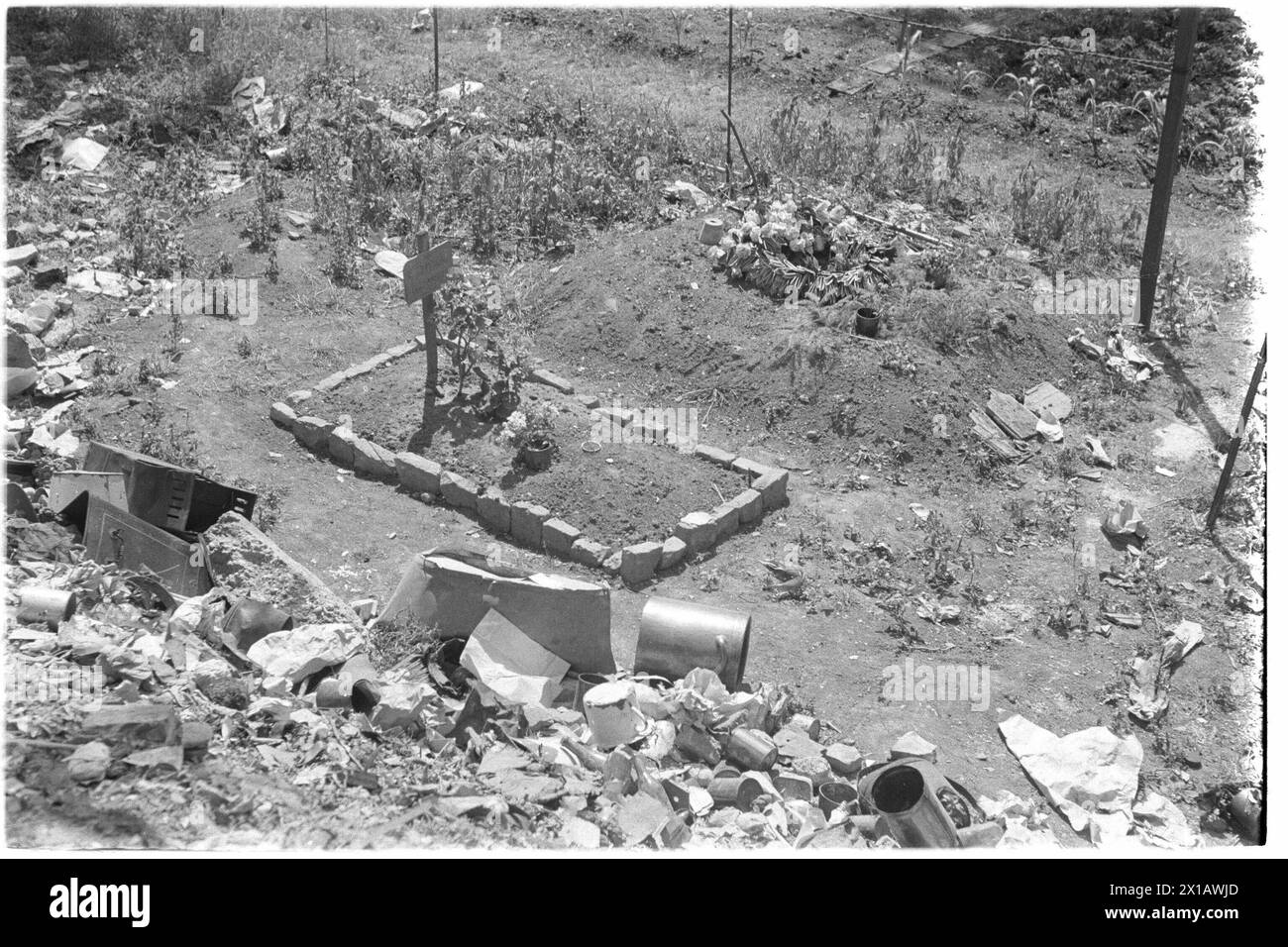 Soldatengrab im Stadtpark, 1945 - 19450101 PD8314 - Rechteinfo: Rights Managed (RM) Stockfoto