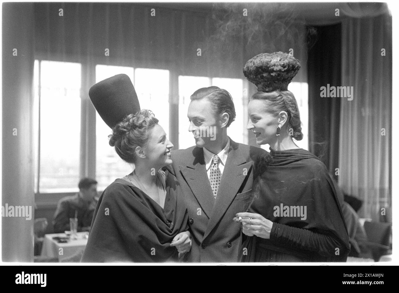 Hut Fashion Show Adele List, Hans holt Abenteuer-Schöpfung mit Liesl Kienast und Ernie Kniepert., 1945 - 19450101 PD8319 - Rechteinfo: Rights Managed (RM) Stockfoto