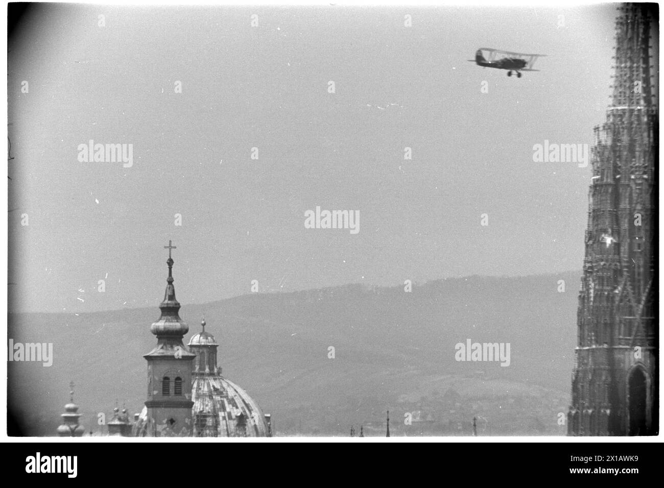 Russische Flugzeuge quer durch Wien, zwischen St. Peterskirche und St. Stephan's Cathedral, 1945 - 19450101 PD8528 - Rechteinfo: Rights Managed (RM) Stockfoto