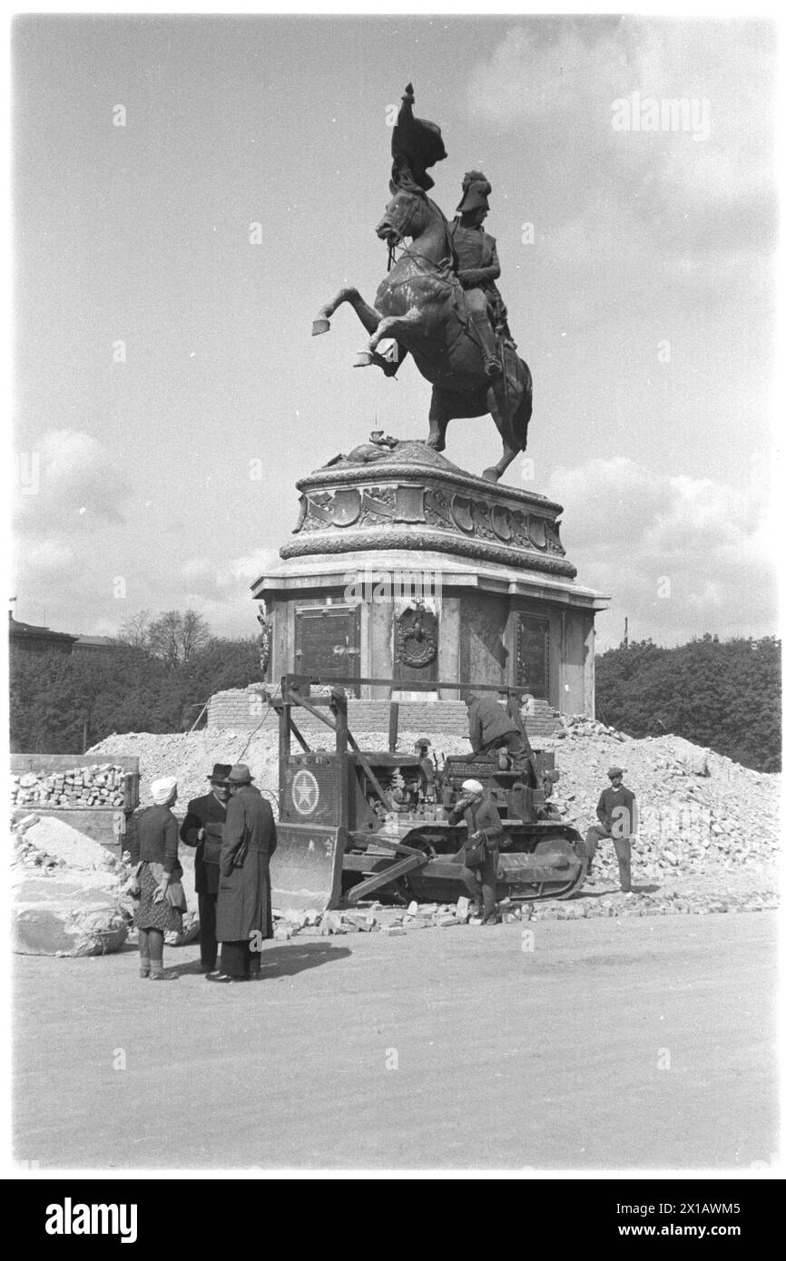 Denkmal auf dem Heldenplatz wird Gesicht, 1945 - 19450101 PD8527 - Rechteinfo: Rights Managed (RM) Stockfoto