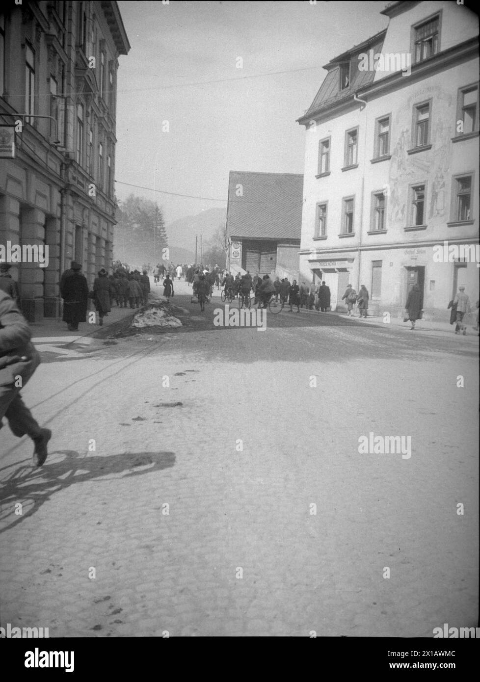 Bombenangst Villachin im Spätwinter 1945, Hans-Gasser-Platz: Nach einem Voralarmflug der Menschen aus der Stadt Nervous West in den Luftschutzbunker Voelkendorf und St. John, 1945 – 19450101 PD8541 – Rechteinfo: Rights Managed (RM) Stockfoto