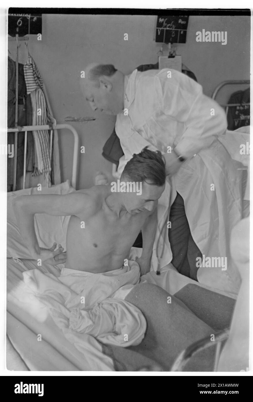 Allgemeinkrankenhaus Purkersdorf, Untersuchung eines Patienten, 1.3.1945 - 19450301 PD0178 - Rechteinfo: Rights Managed (RM) Stockfoto