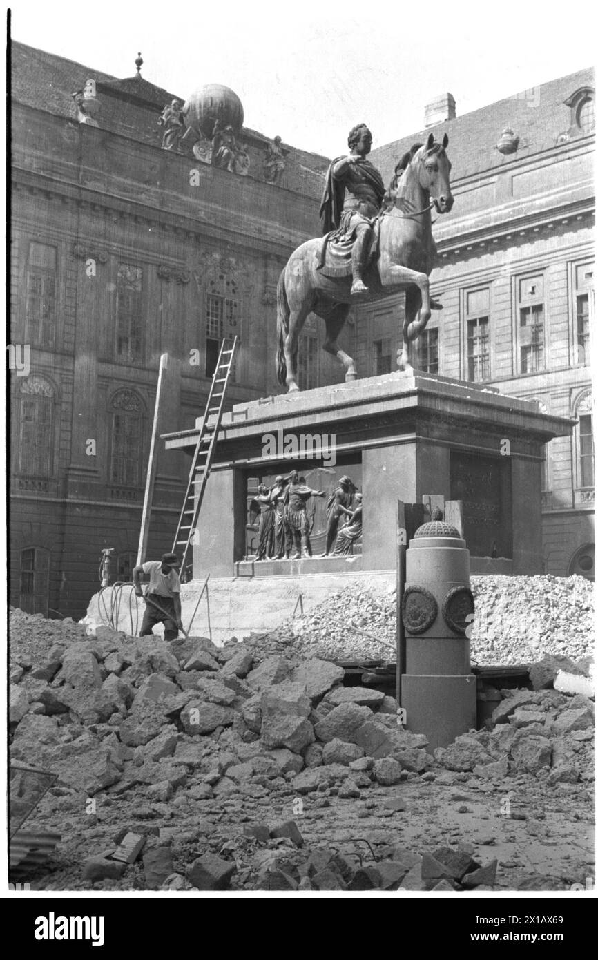 Josephsplatz in Wien, Extrikation des Denkmals aus dem Bombenschutzraum, 1946 - 19460101 PD1689 - Rechteinfo: Rights Managed (RM) Stockfoto