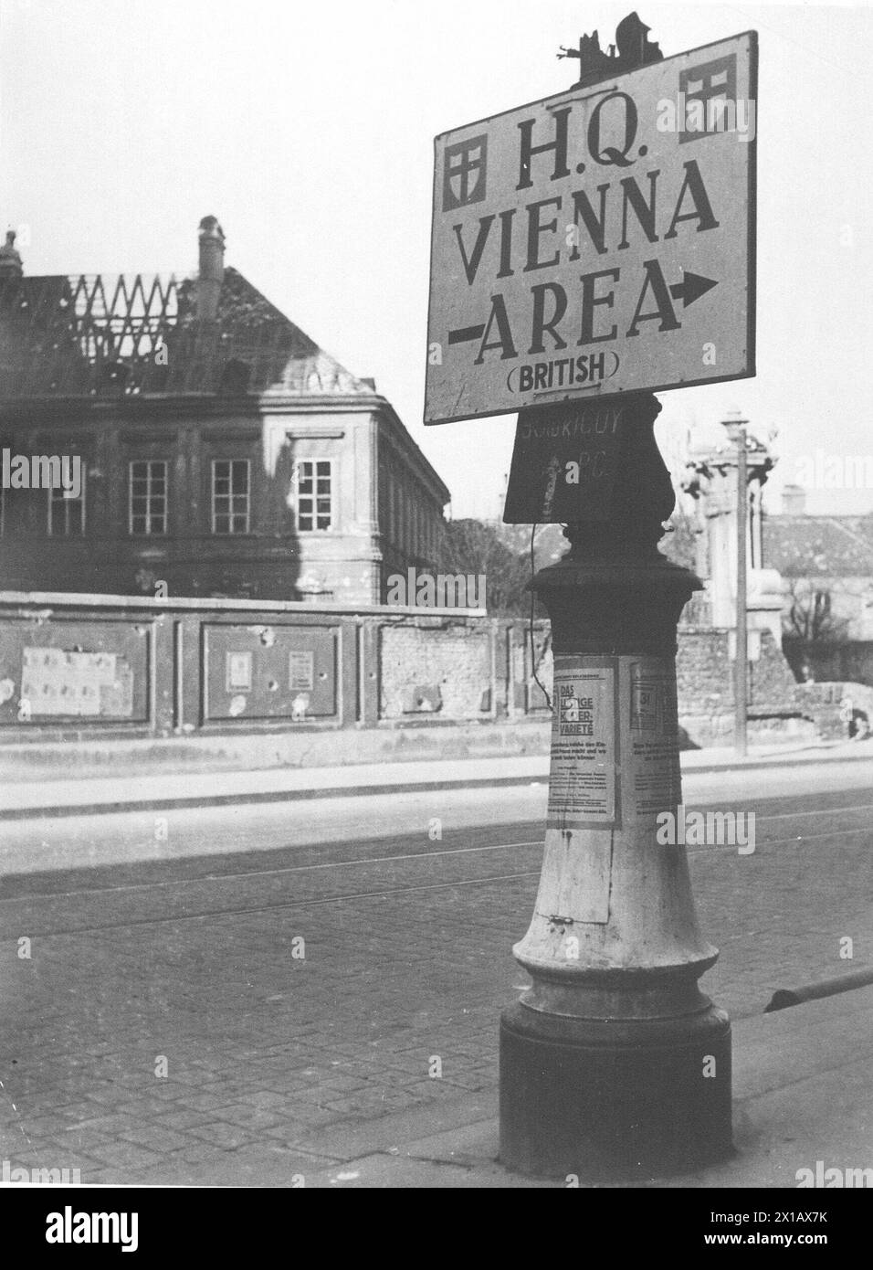 Britische Zonengrenze am Rennweg, im Hintergrund das Palais Schwarzenberg mit Schusslöchern und Verletzungen, 1946 - 19460101 PD1761 - Rechteinfo: Rights Managed (RM) Stockfoto
