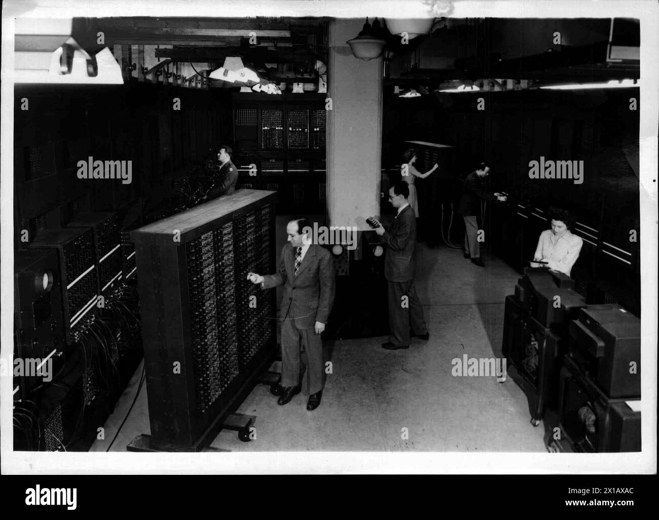 "ENIAC": Computer für die elektronische Zeitungsrechner, Computerraum mit Großrechner, 16.02.1946 - 19460216 PD0001 - Rechteinfo: Rights Managed (RM) Stockfoto