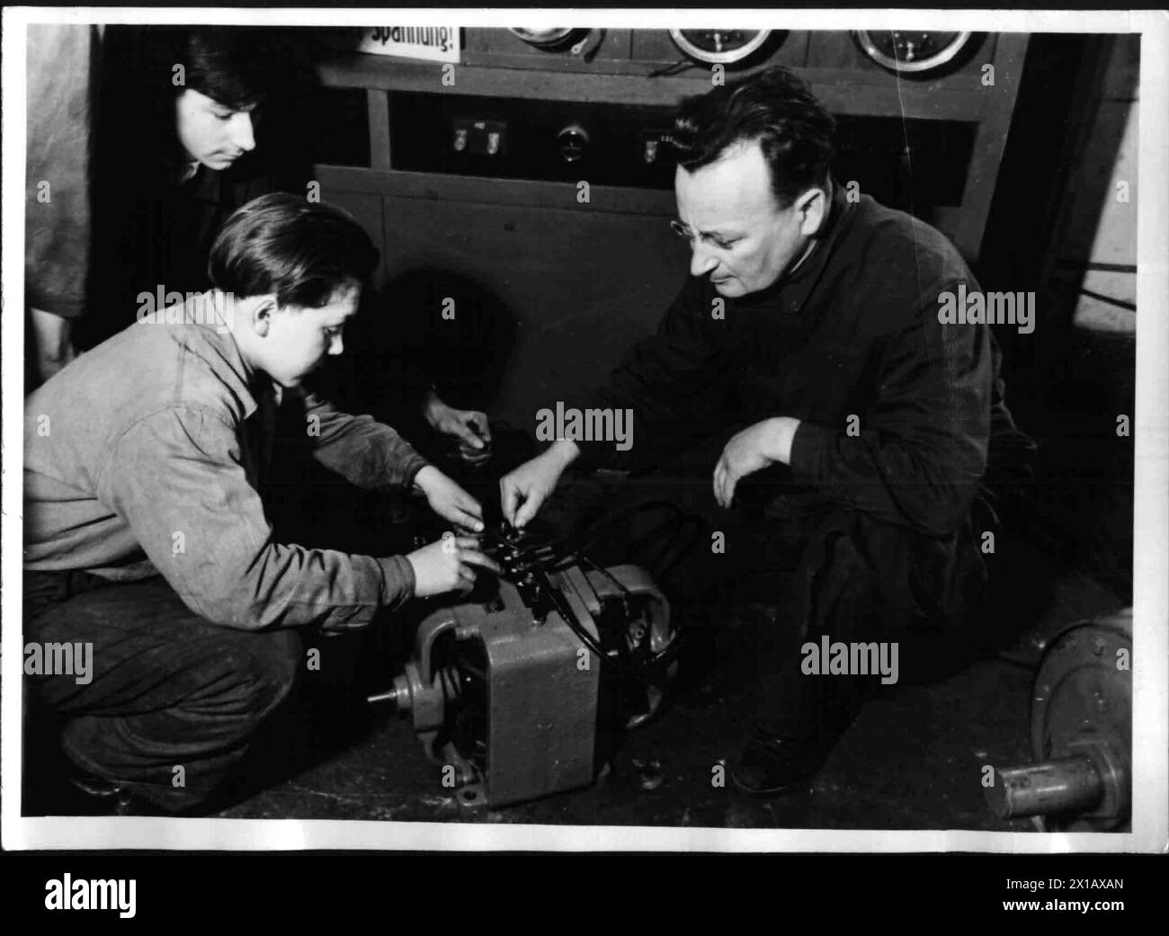 Lehrwerkstatt im Kraftwerk, Auszubildende Ableitung eines Elektromotors AT, 1946 - 19460101 PD2028 - Rechteinfo: Rights Managed (RM) Stockfoto