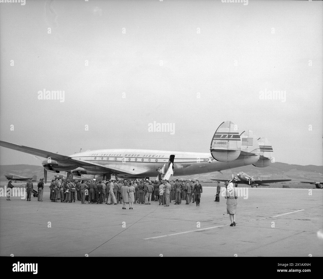 Flugplatz Tulln-Langenlebarn, Beginn der Flugstrecke New York-Wien. Viermotorige Clipper Slug Lockheed Constellation to the debarment, 16.06.1946 - 19460616 PD0002 - Rechteinfo: Rights Managed (RM) Stockfoto