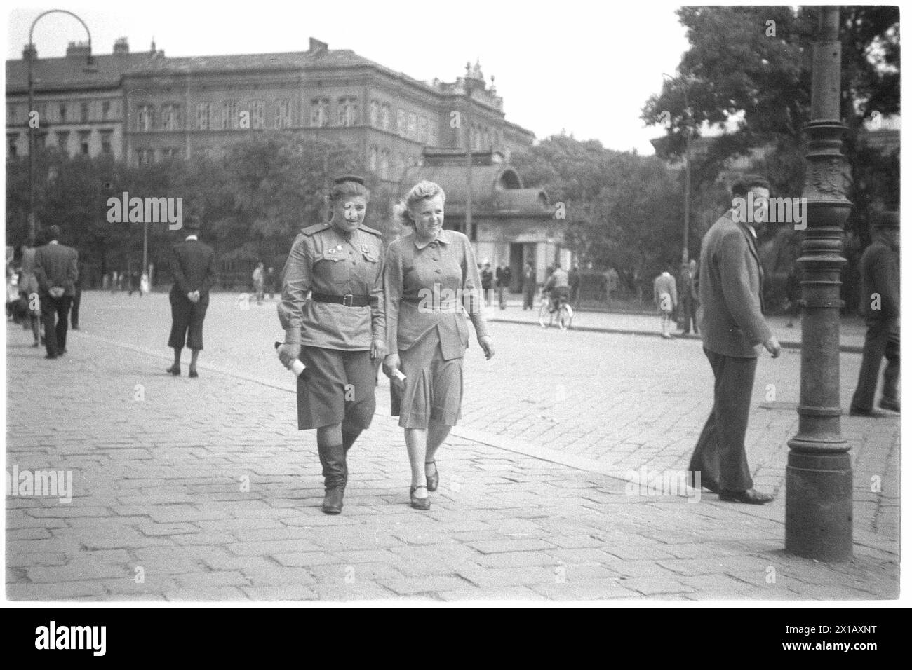 Zwei sowjetische Soldaten auf dem Karlsplatz, im Hintergrund Stadtbahnhof Karlsplatz und Gewerbeschule, 01.06.1946 - 19460601 PD0027 - Rechteinfo: Rights Managed (RM) Stockfoto