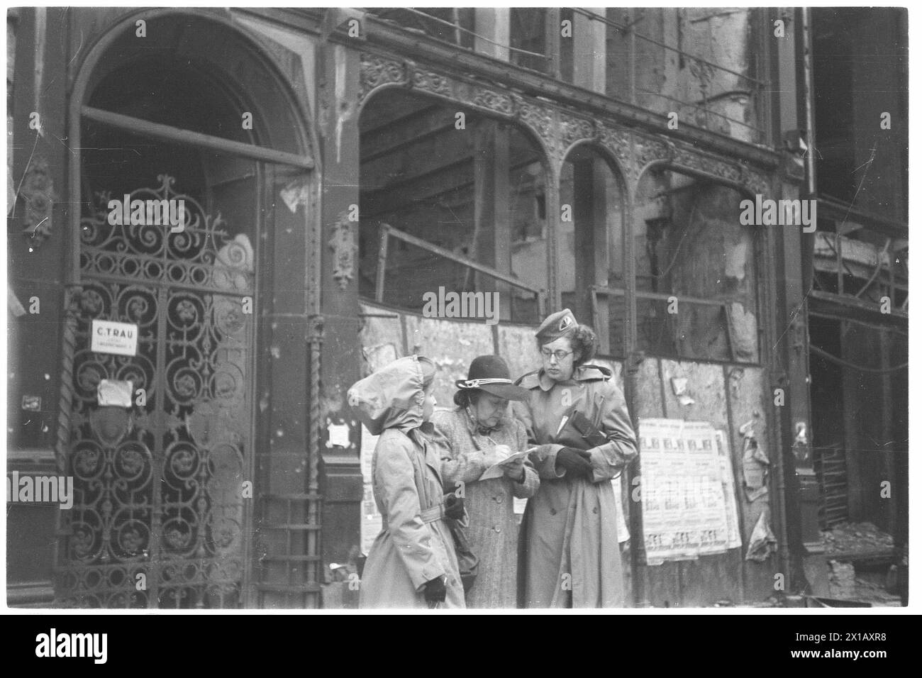 Engländerinnen uniformiert, mit Zivilpersonen am Stephansplatz, 1947 - 19470101 PD1231 - Rechteinfo: Rights Managed (RM) Stockfoto