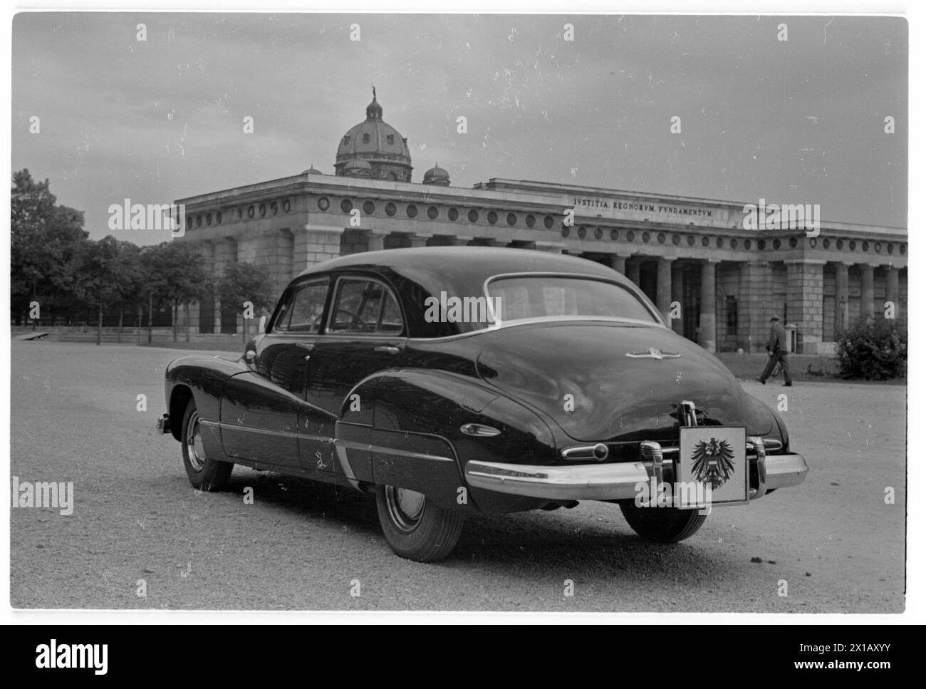 Buick, im Hintergrund das Burgtor, 18.07.1947 - 19470718 PD0004 - Rechteinfo: Rights Managed (RM) Stockfoto