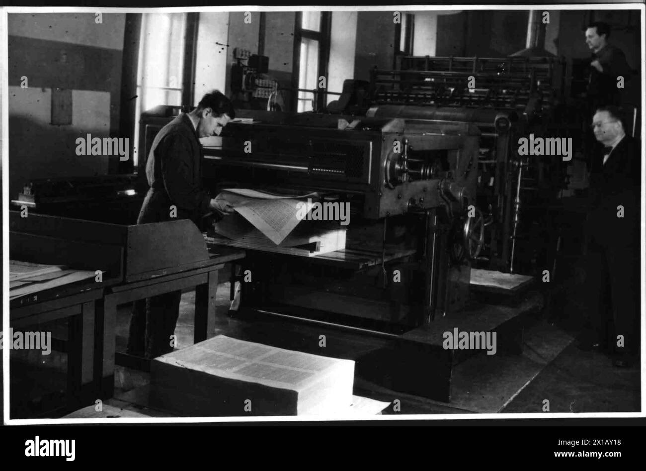 Österreichische Briefpapier-Büro Ihrer Majestät, Briefmarkenproduzent: Bei der Rastertiefdruckmaschine, 1948 - 19480101 PD0906 - Rechteinfo: Rights Managed (RM) Stockfoto