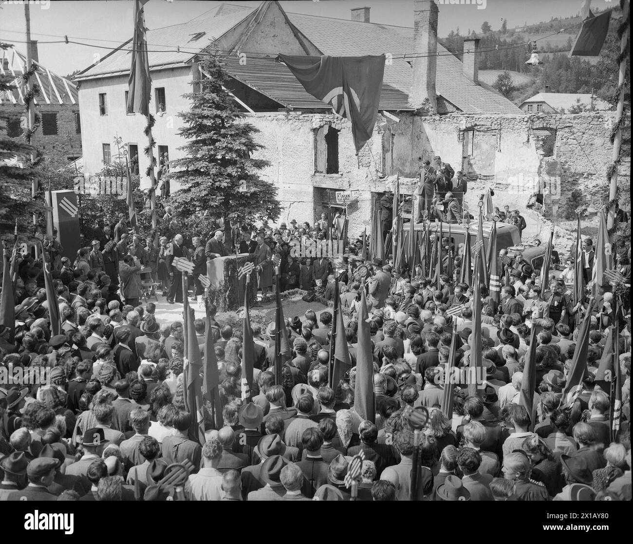 Hainfeld, Demonstration der sozialistischen Partei Österreich Sexagenary zu ihrer Eröffnung (1888) in der Ruine des ehemaligen Versammlungssaals, 06.06.1948 - 19480606 PD0007 - Rechteinfo: Rights Managed (RM) Stockfoto