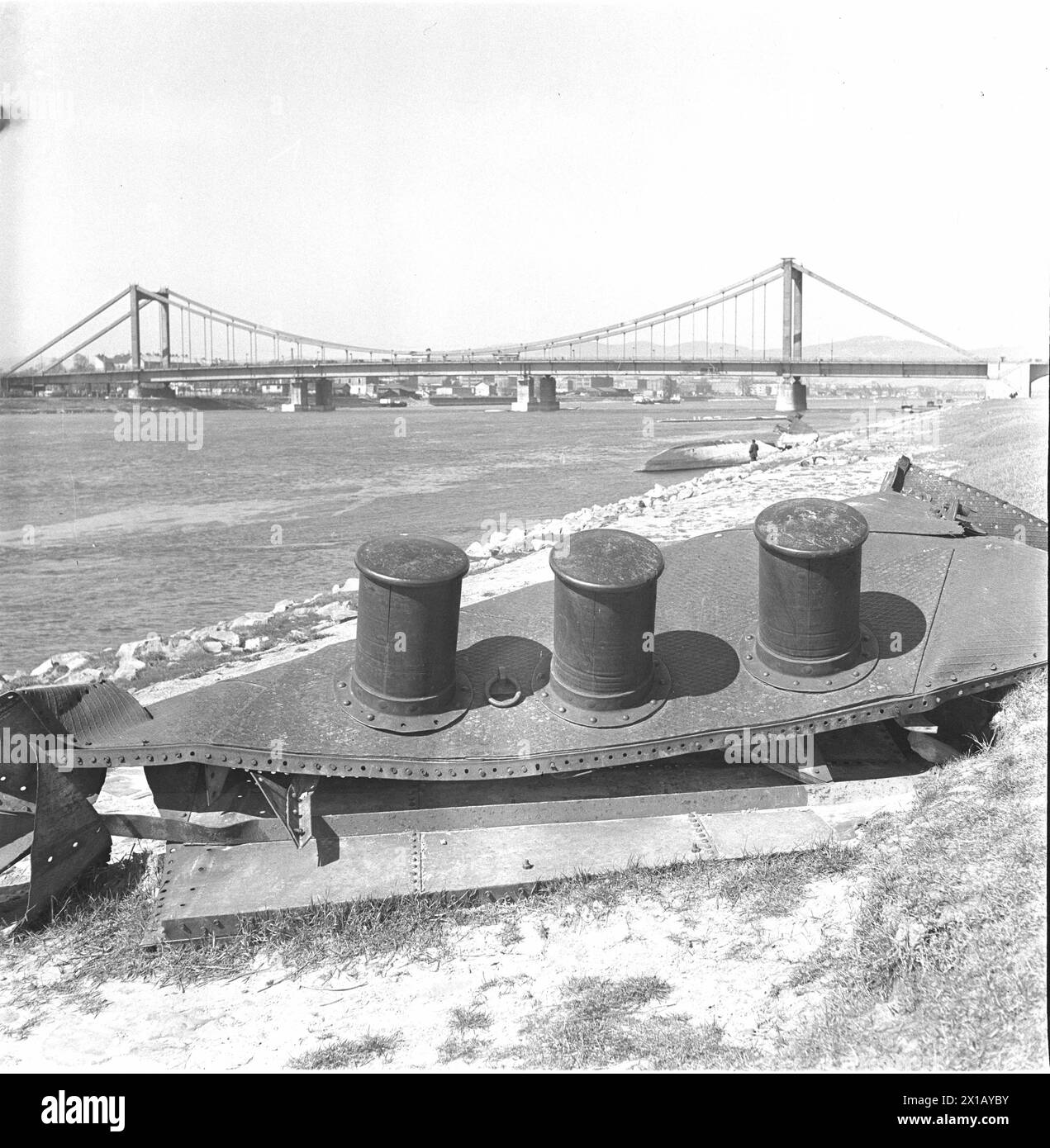 Wien 21, Reichsbrücke, Fernblick zur Stützbrücke nach dem Zweiten Weltkrieg, mit Schiffbruch am Donaustaedter Flussufer, 1949 - 19490101 PD1550 - Rechteinfo: Rights Managed (RM) Stockfoto