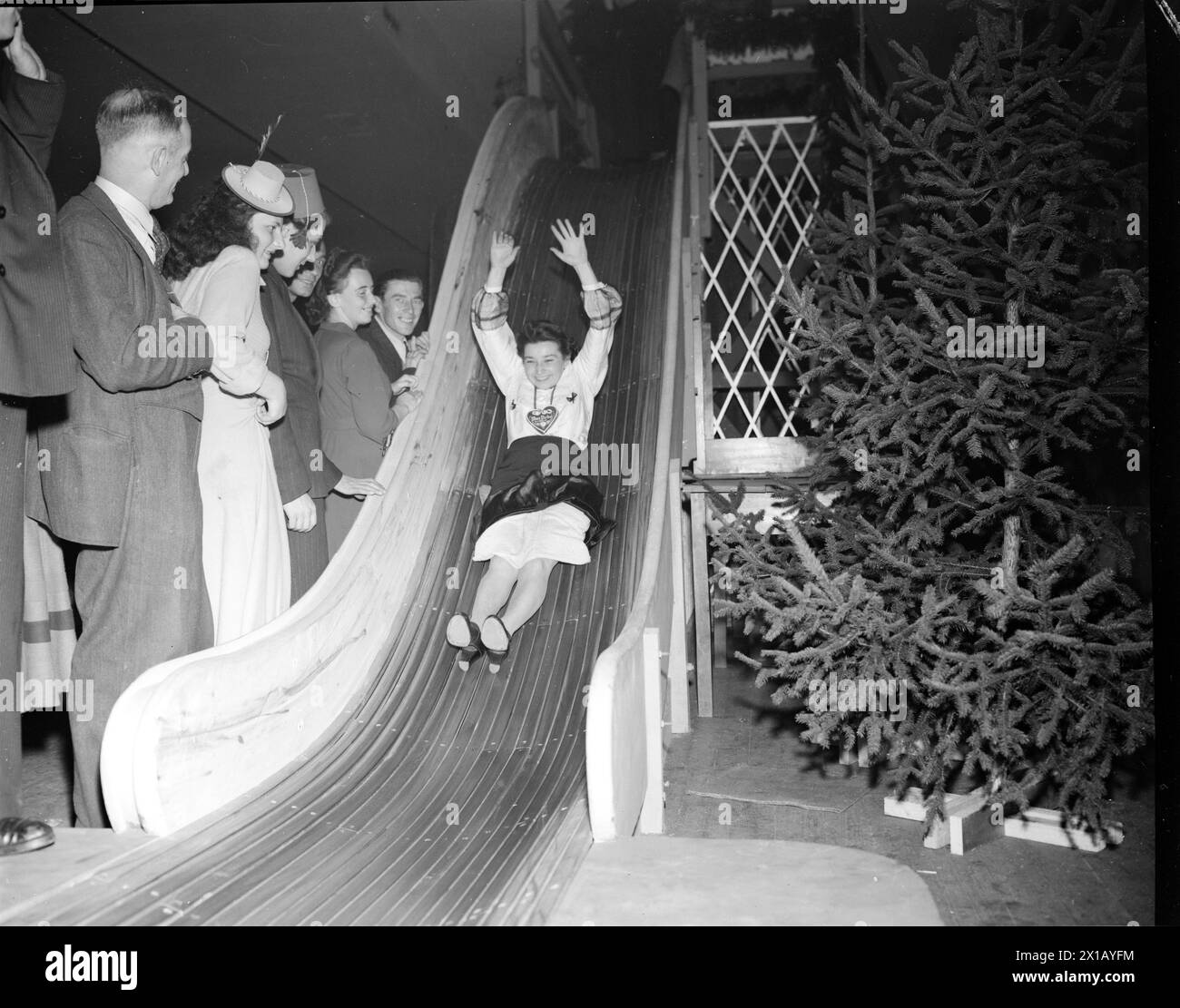 Fasselrutschen, Rutsche im Wiener Messepalast zum Fasselrutschen am Leopoldtag, 15.11.1949 - 19491115_PD0007 - Rechteinfo: Rights Managed (RM) Stockfoto