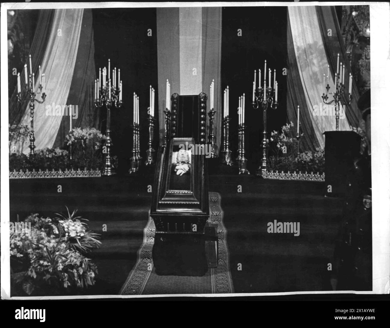 Abschied von Bundespräsident Renner, Renner, in einem Sarg mit Kappe, in der A Glasplatte zu IS., 03.01.1951 - 19510103 PD0001 - Rechteinfo: Rights Managed (RM) Stockfoto