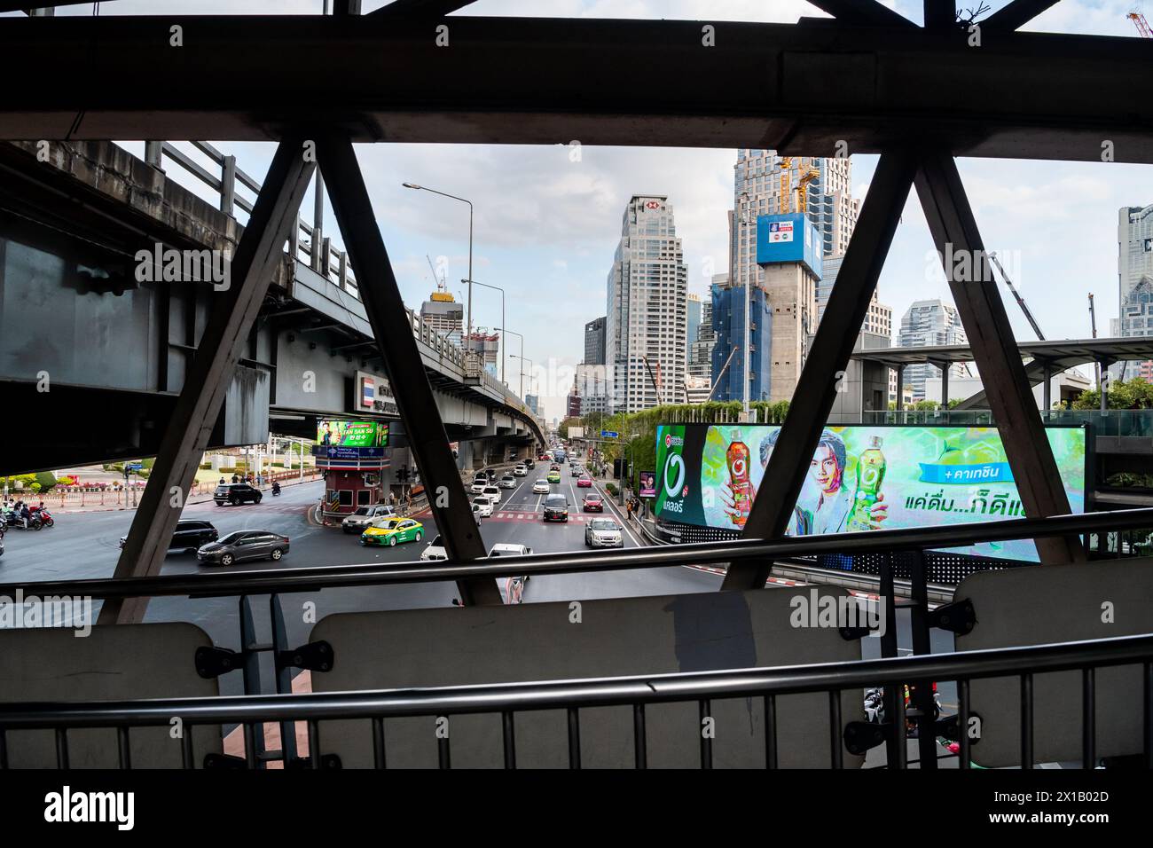 Fußgänger, die einen Spaziergang entlang des Skytrain-Bahnhofs Sala Daeng BTS in der Silom-Gegend von Bangkok, Thailand, Unternehmen. Die Straße darunter ist Rama IV Stockfoto