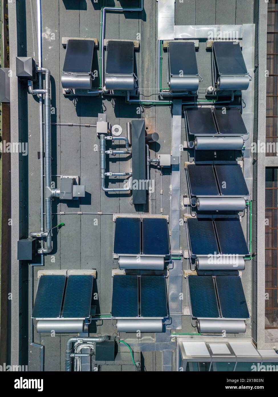 Branche mit geringem CO2-Fußabdruck. Industrielager mit Sonnenkollektoren auf dem Dach. Technologiepark und Fabriken von oben. Stockfoto