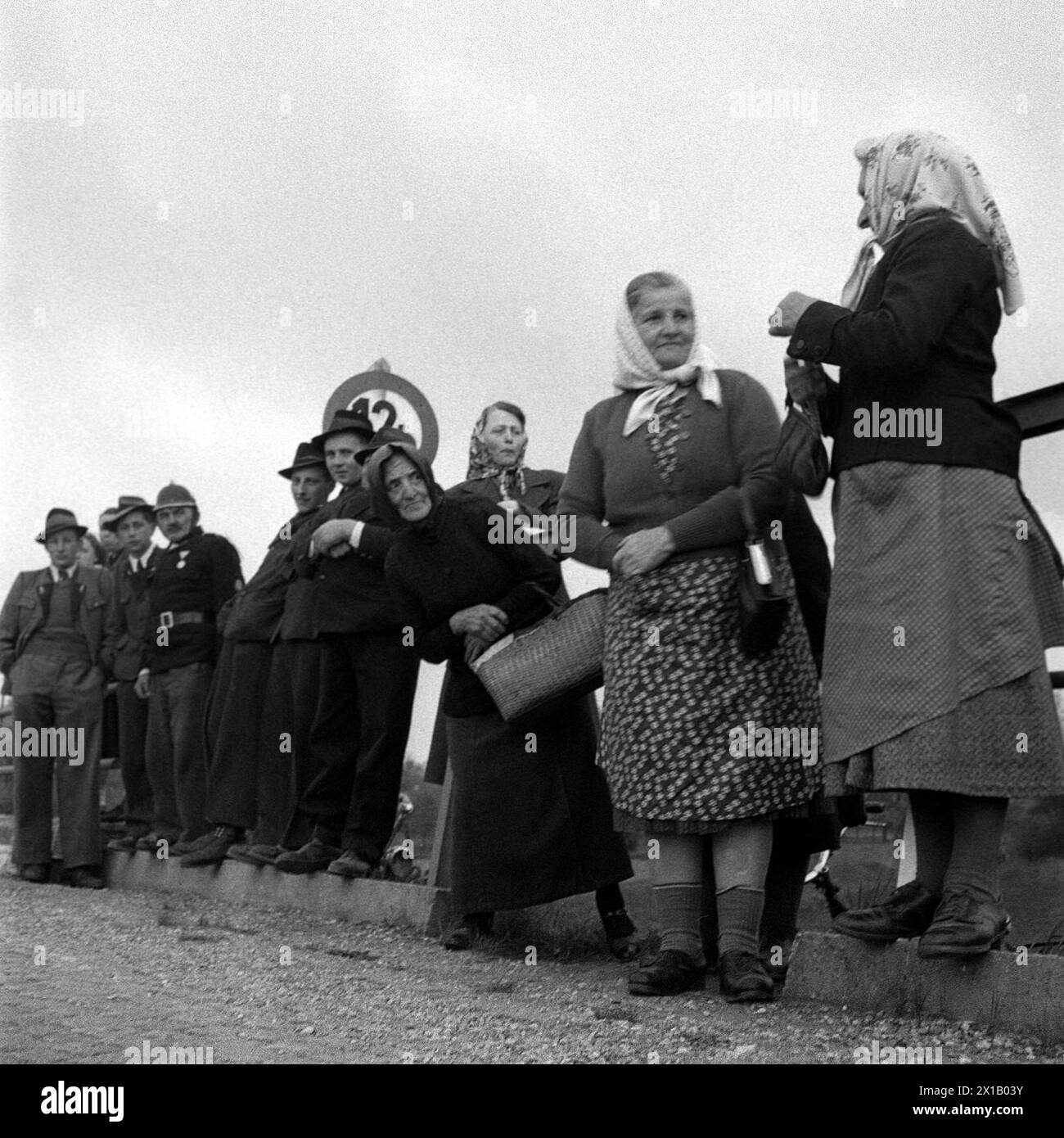 Transport des Pummerins von Linz nach Wien, Zuschauer am Straßenrand, 25.04.1952 - 19520425 PD0026 - Rechteinfo: Rights Managed (RM) Stockfoto