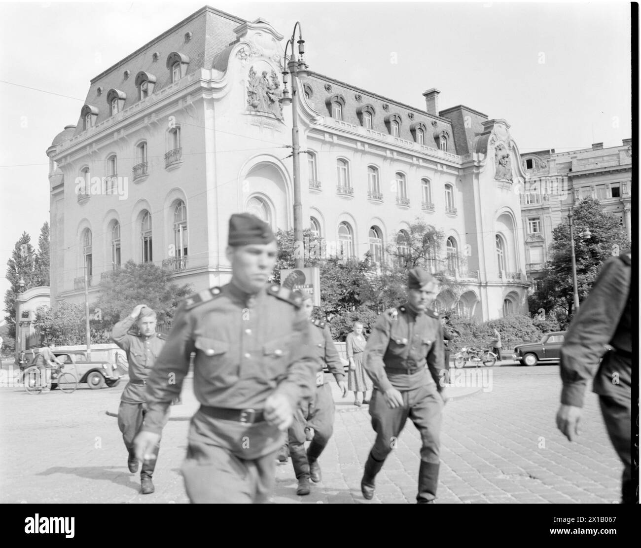 Verbündete, Russische Föderative Sozialistische Sowjetrepublik (Sowjetrussland): Soldaten in Uniform bewegen sich über die Kreuzung Prinz Eugen-Straße (Eugen-Straße)/Stalinplatz (Stalinplatz). Im Hintergrundgebäude der französischen Botschaft, 15.06.1952 - 19520615 PD0015 - Rechteinfo: Rights Managed (RM) Stockfoto
