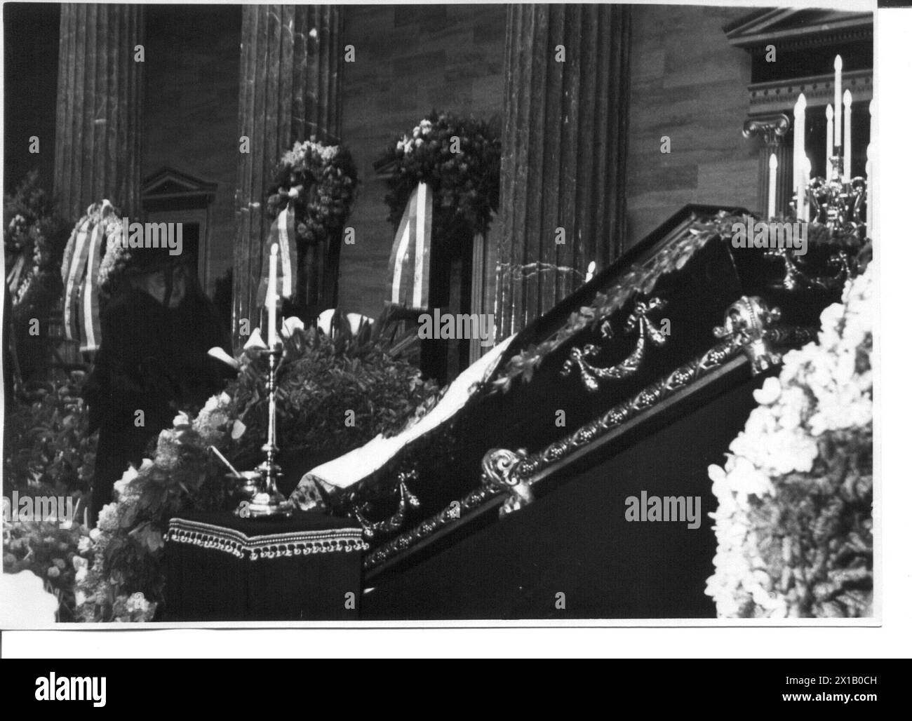 Leichenhalle Kunschak, Schwester des verstorbenen Vorsitzenden der österreichischen Parlamente auf dem Grundsarg., 01.03.1953 - 19530301 PD0074 - Rechteinfo: Rights Managed (RM) Stockfoto