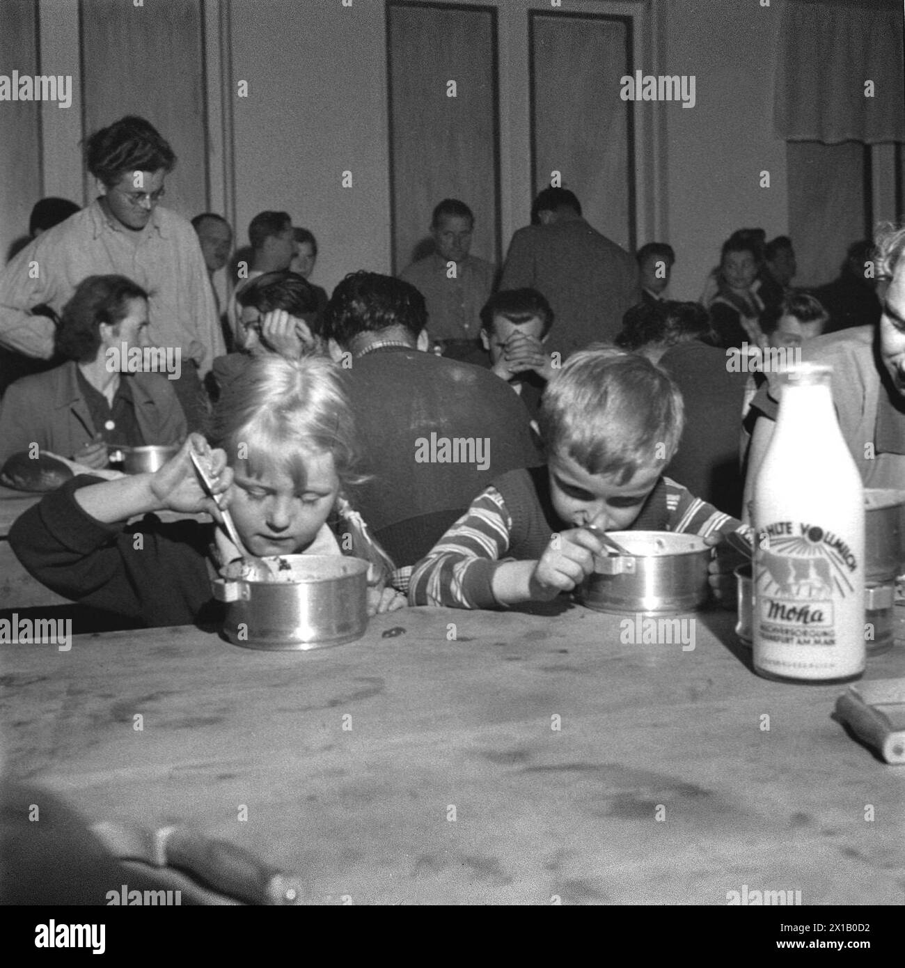 Flüchtige, flüchtige Flüchtlingslager Wels. Kinder während des Abendessens im Speisesaal, 01.04.1953 - 19530401 PD0081 - Rechteinfo: Rights Managed (RM) Stockfoto