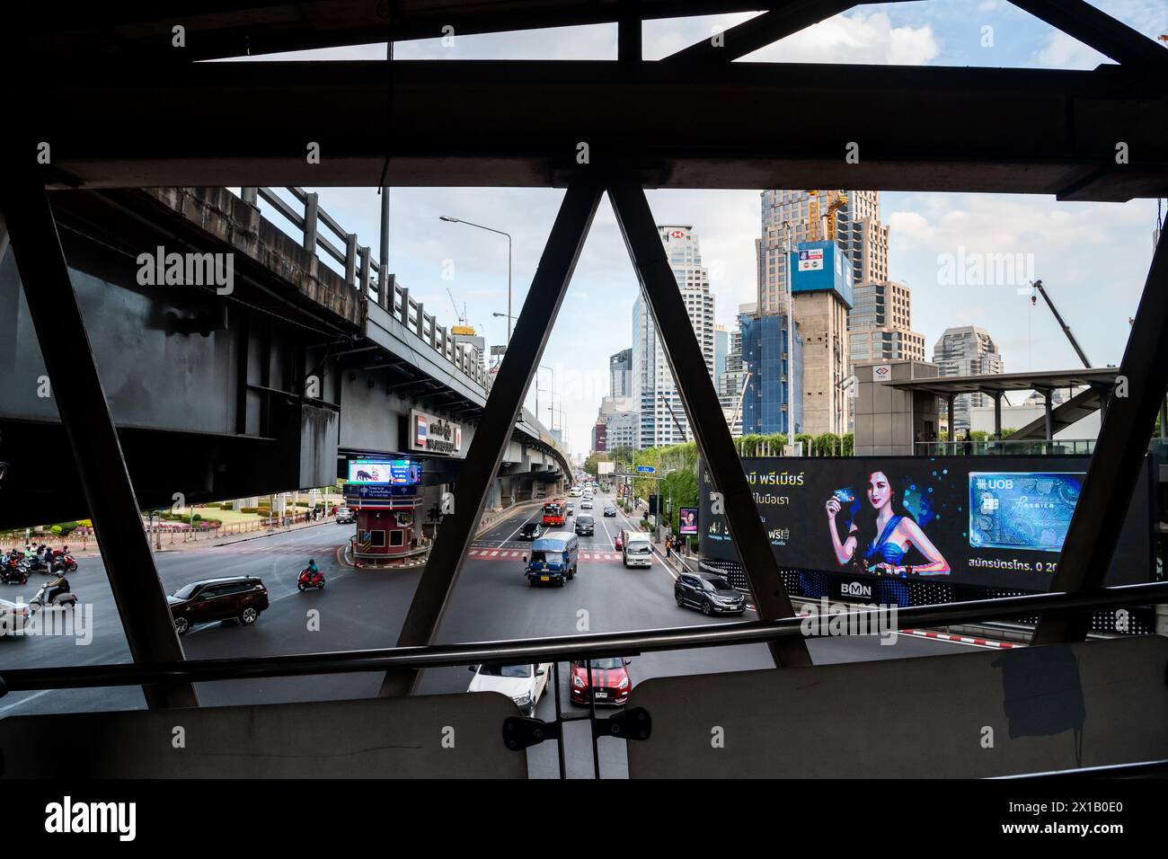 Fußgänger, die einen Spaziergang entlang des Skytrain-Bahnhofs Sala Daeng BTS in der Silom-Gegend von Bangkok, Thailand, Unternehmen. Die Straße darunter ist Rama IV Stockfoto