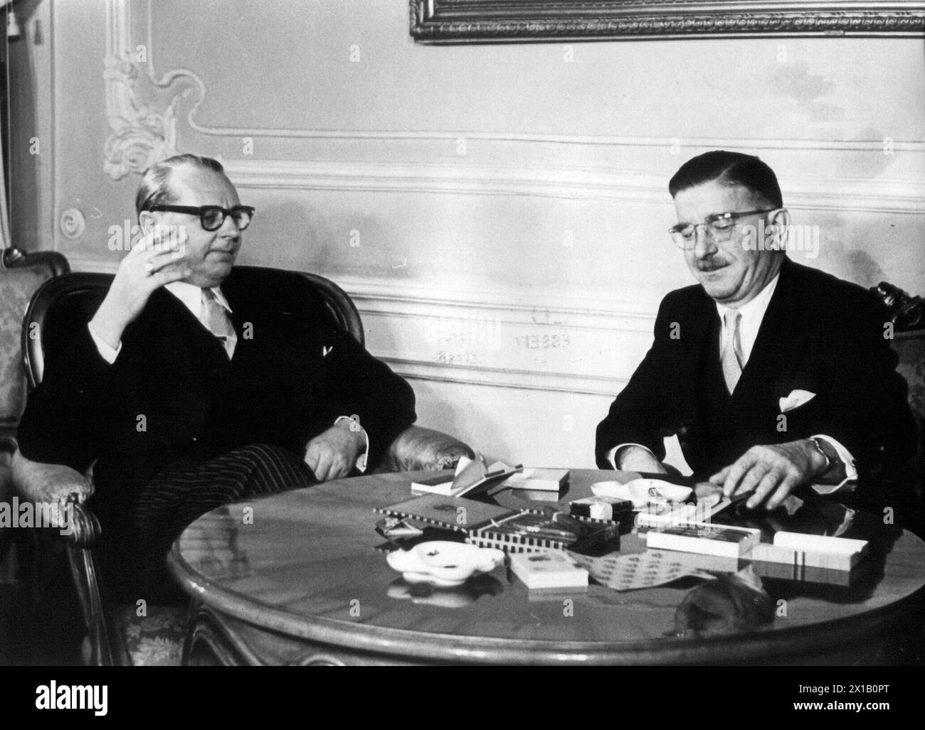 Besuch des deutschen Außenministers von Brentano in Wien, im Gespräch mit Außenminister Figl, von ihm diverse Produkte der österreichischen Tabakregie Pointing., 1955 - 19550101 PD4855 - Rechteinfo: Rights Managed (RM) Stockfoto