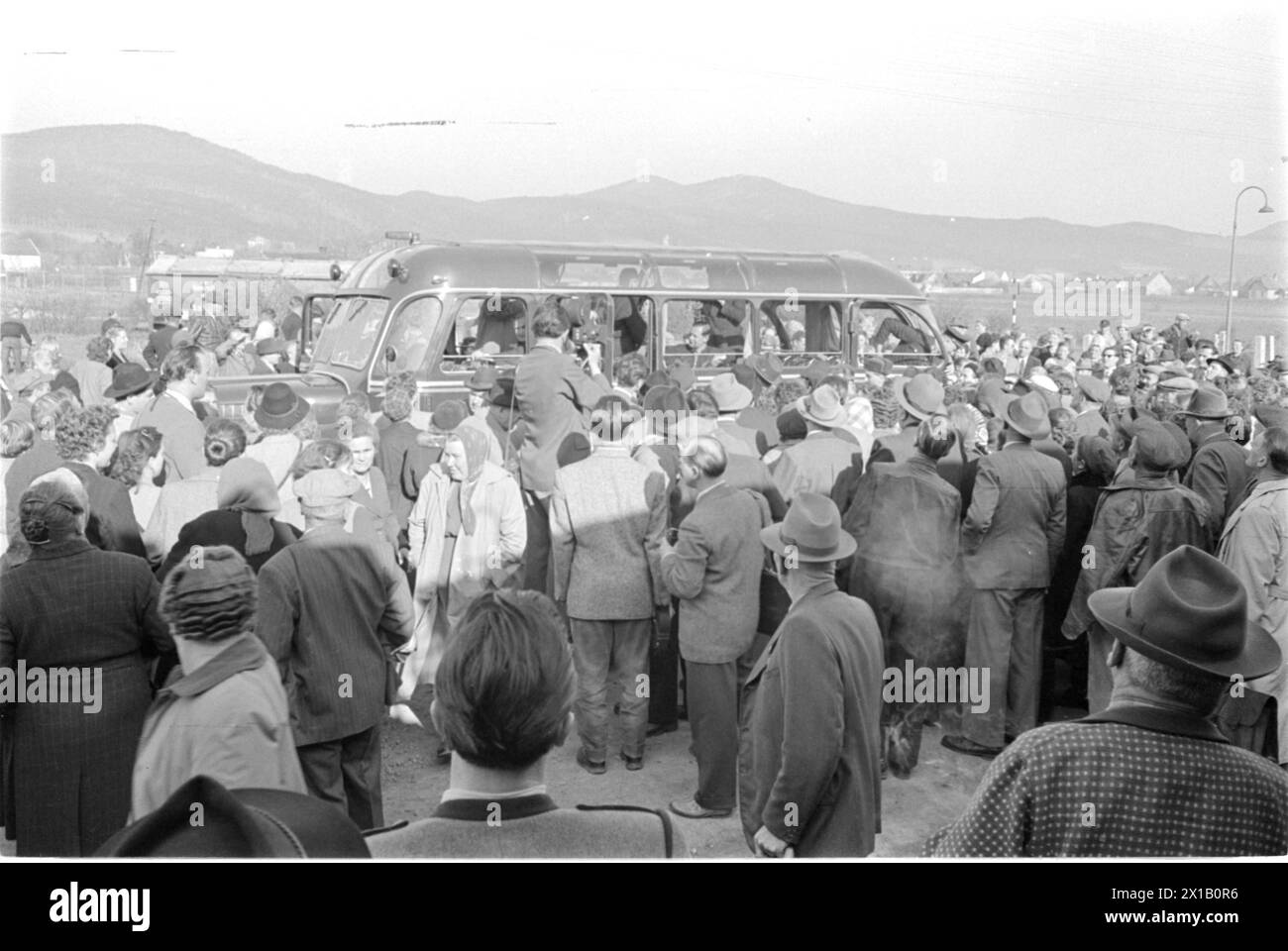 Homecomer - Bad Voeslau - im Bus, vom Bus, vom Homecomer - Bad Voeslau - im Bus, vom Bus umgeben von einem Publikumsfotografen, 1955 - 19550101 PD5239 - Rechteinfo: Rights Managed (RM) Stockfoto