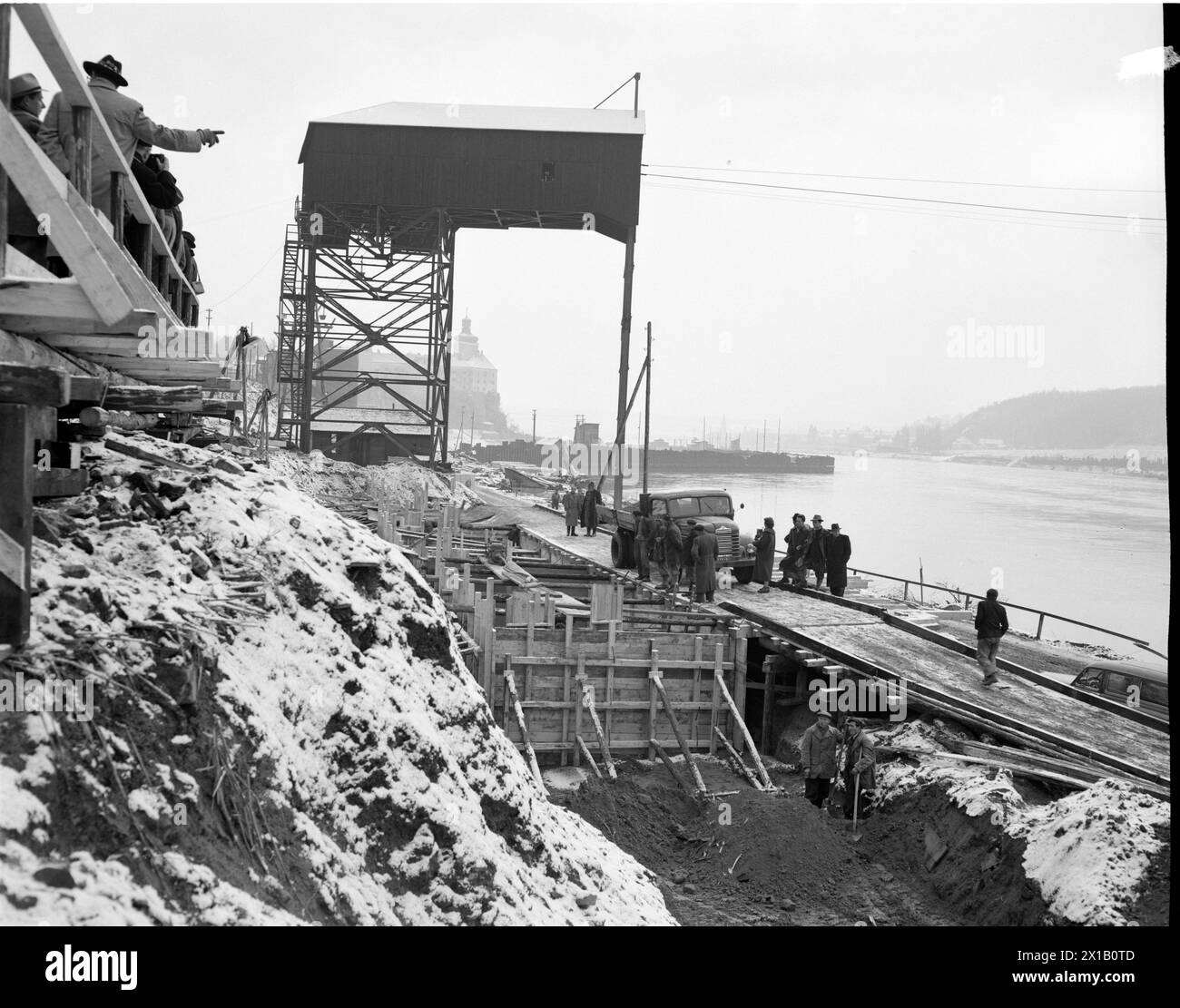 Donaukraftwerk Ybbs-Persenbeug, Baustelle: Erstplatzierung von Beton an der zukünftigen Schiffsanlegestelle am Nordufer der Luftschleuse, 14.01.1955 - 19550114 PD0001 - Rechteinfo: Rights Managed (RM) Stockfoto