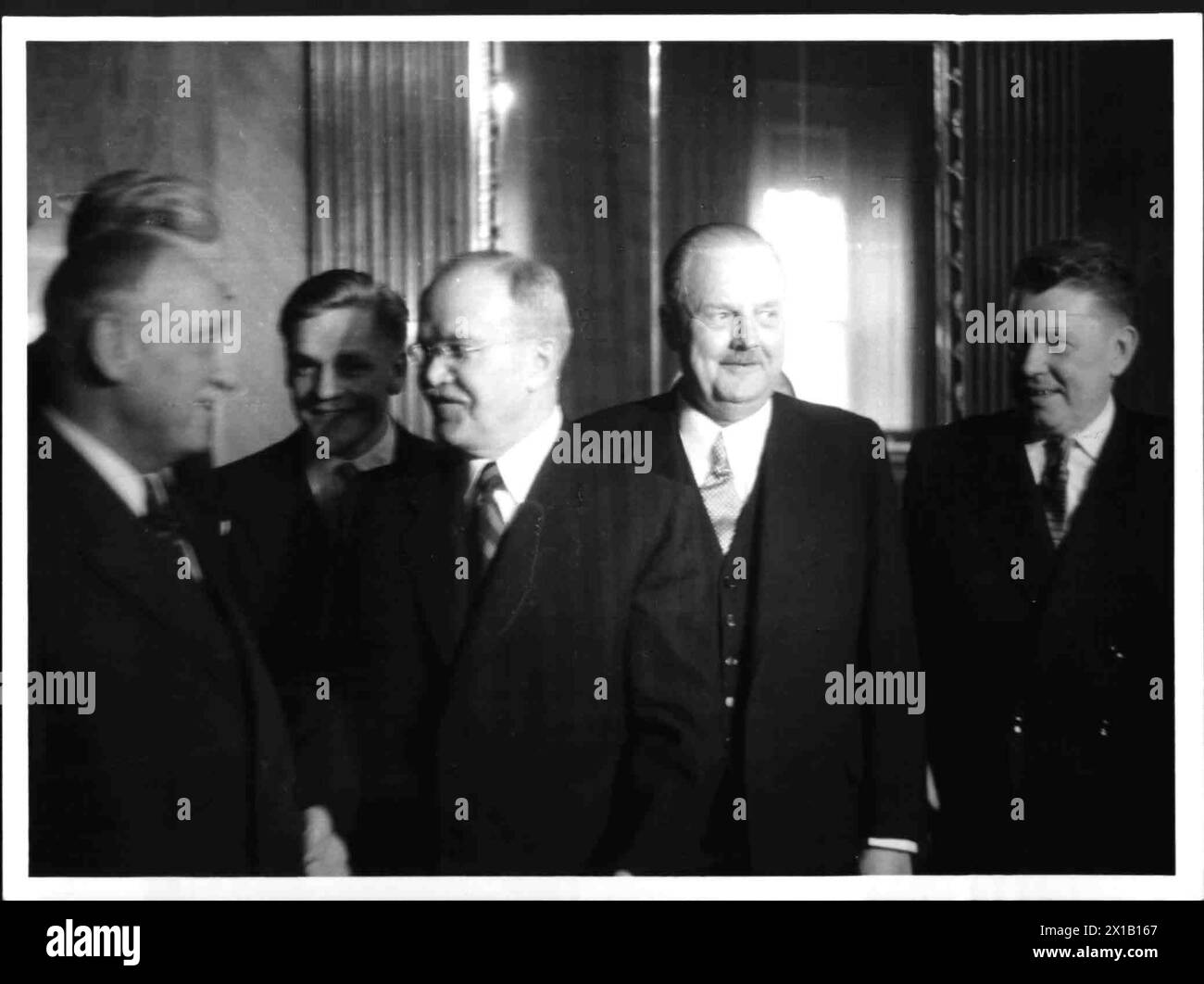 Vertrag, von links nach rechts: Schaerf, Molotov, Raab, unbekannt, 15.05.1955 - 19550515 PD0070 - Rechteinfo: Rights Managed (RM) Stockfoto