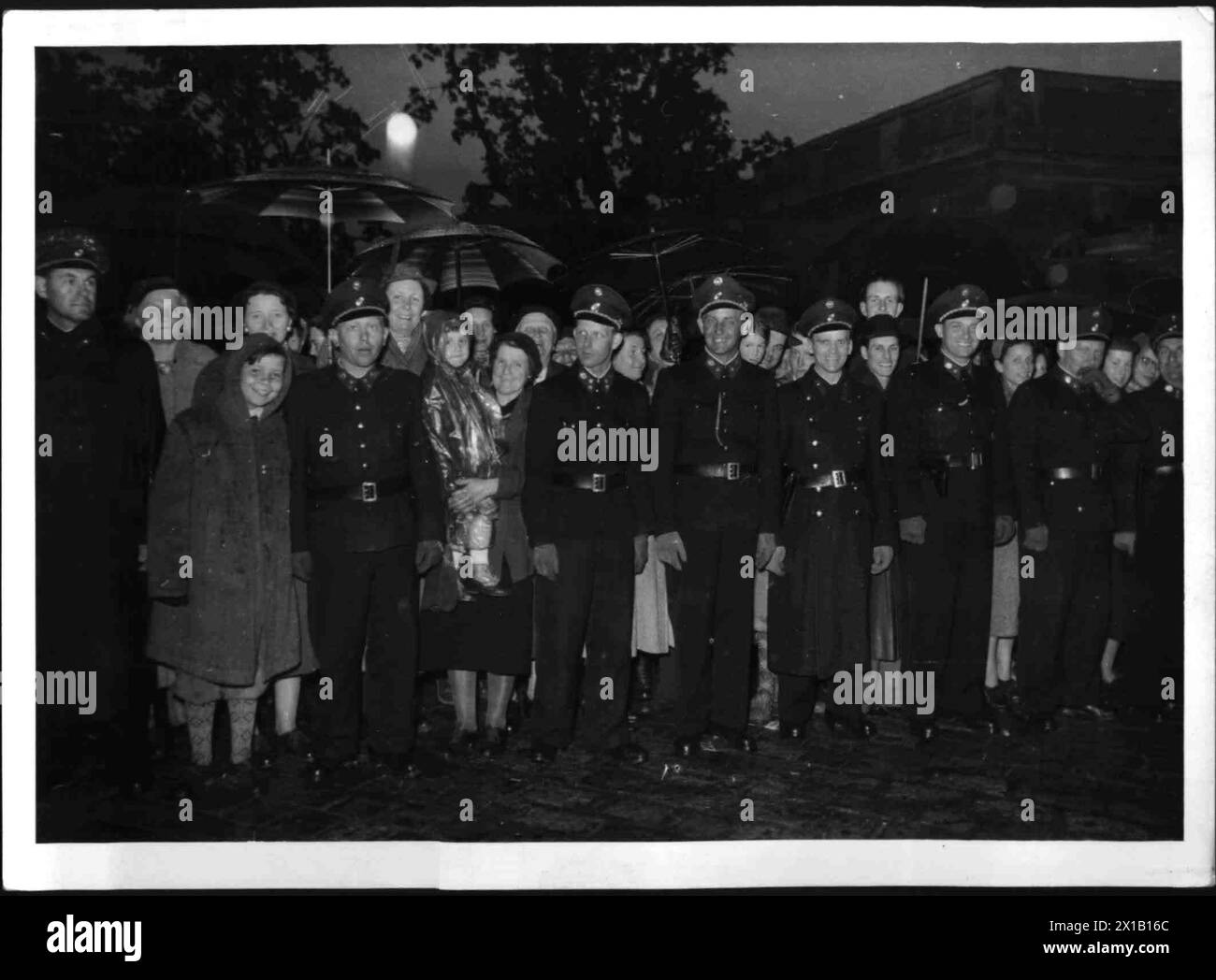 Vertrag, Zuschauer vor Schloss Schönbrunn, wenn das Galadinner zur Feier der Unterzeichnung des staatsvertrages stattfindet, 15.05.1955 - 19550515 PD0073 - Rechteinfo: Rights Managed (RM) Stockfoto