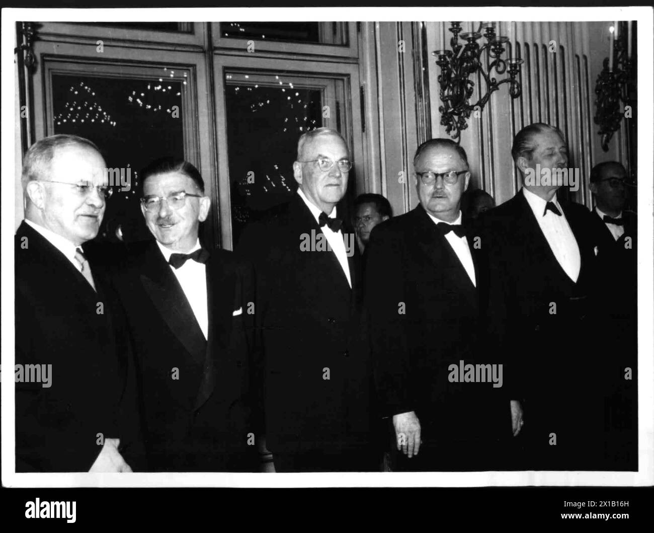 Vertrag, von links nach rechts Molotov, Figl, Dulles, Raab und Macmillan beim Gala-Dinner in der Ozassion der Unterzeichnung des staatsvertrages im Schloss Schönbrunn, 15.05.1955 - 19550515 PD0078 - Rechteinfo: Rights Managed (RM) Stockfoto