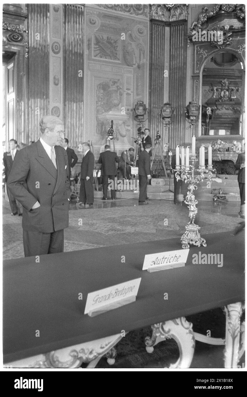 Vertrag, Vorbereitungen im Belvedere, Aufbau der Kamera, vorne links der österreichische Botschafter Bischoff, 15.05.1955 - 19550515 PD0138 - Rechteinfo: Rights Managed (RM) Stockfoto