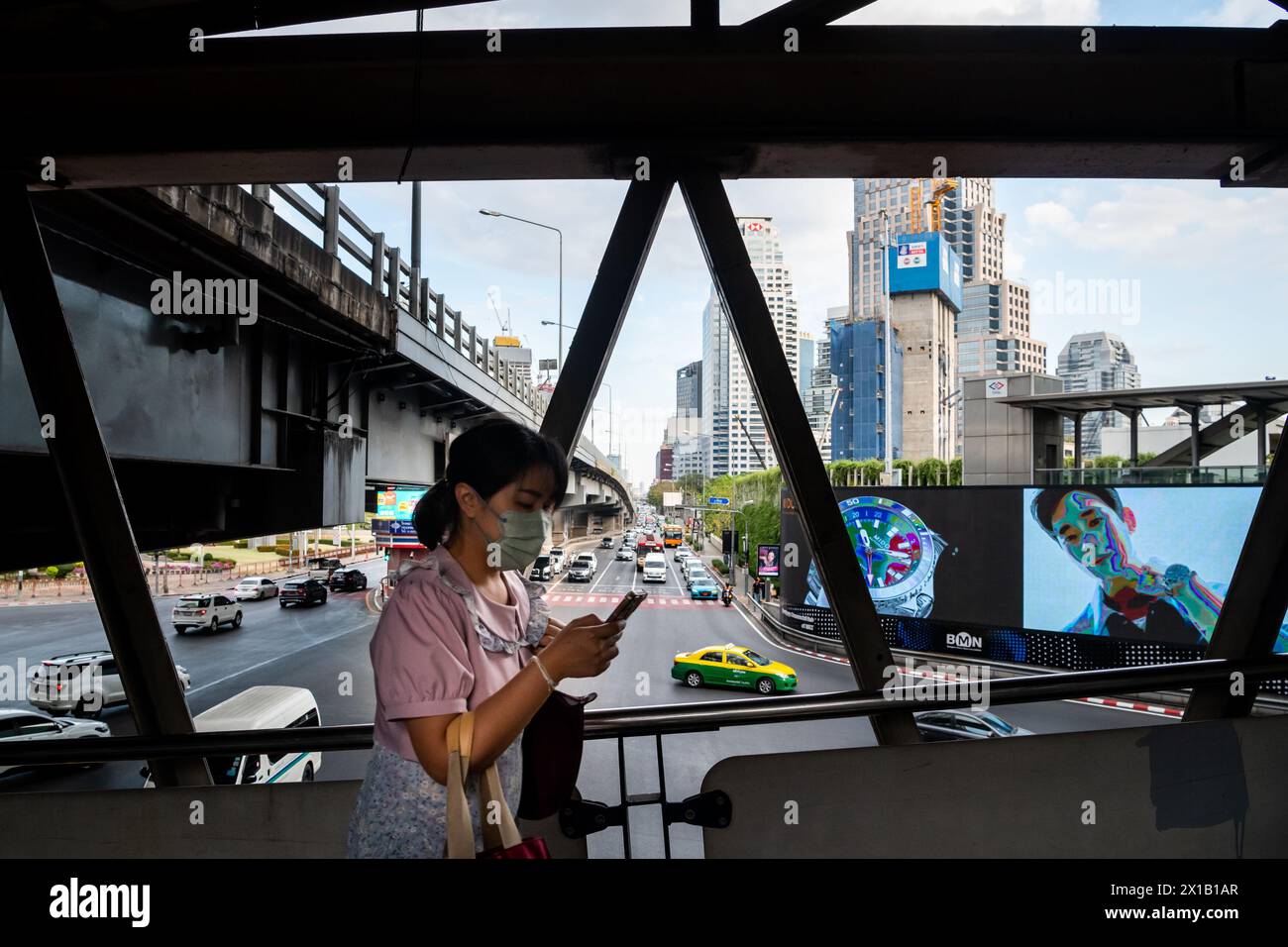 Fußgänger, die einen Spaziergang entlang des Skytrain-Bahnhofs Sala Daeng BTS in der Silom-Gegend von Bangkok, Thailand, Unternehmen. Die Straße darunter ist Rama IV Stockfoto