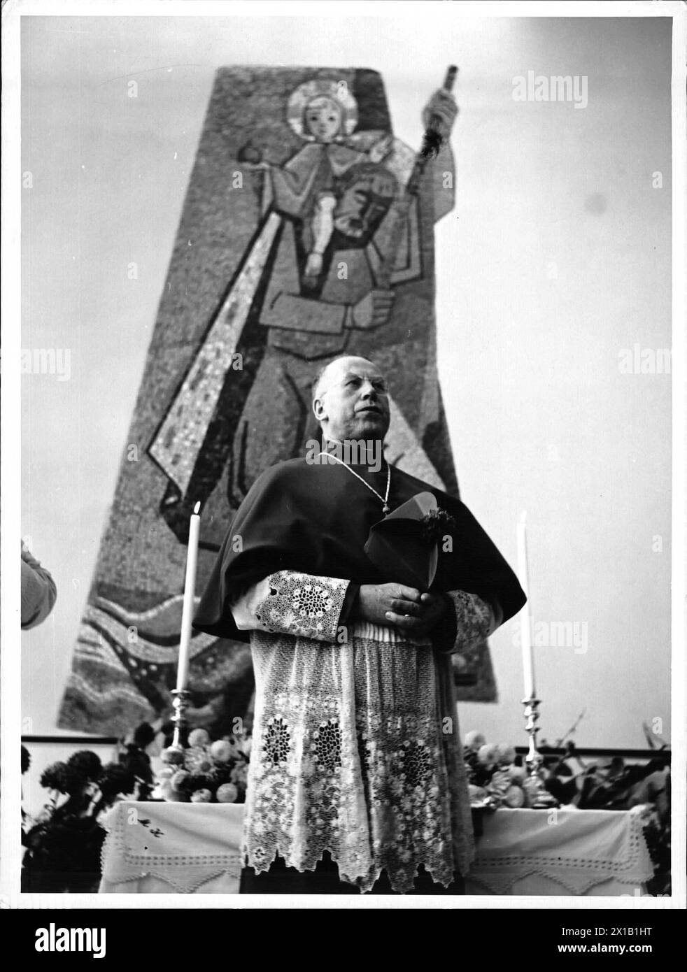 Der Wiener Erzbischof Koenig in der Priesterkassocke auf einer Messe draußen, ein Altar - 19570101 PD4552 - Rechteinfo: Rights Managed (RM) Stockfoto