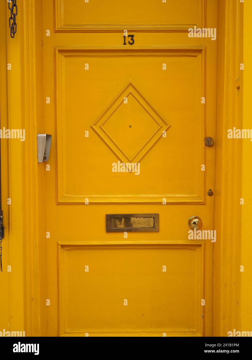 Gelbe Nummer 13 Tür zum Gelände über dem Laden l'Occitane en Provence in Westgate Street, Bath Stockfoto